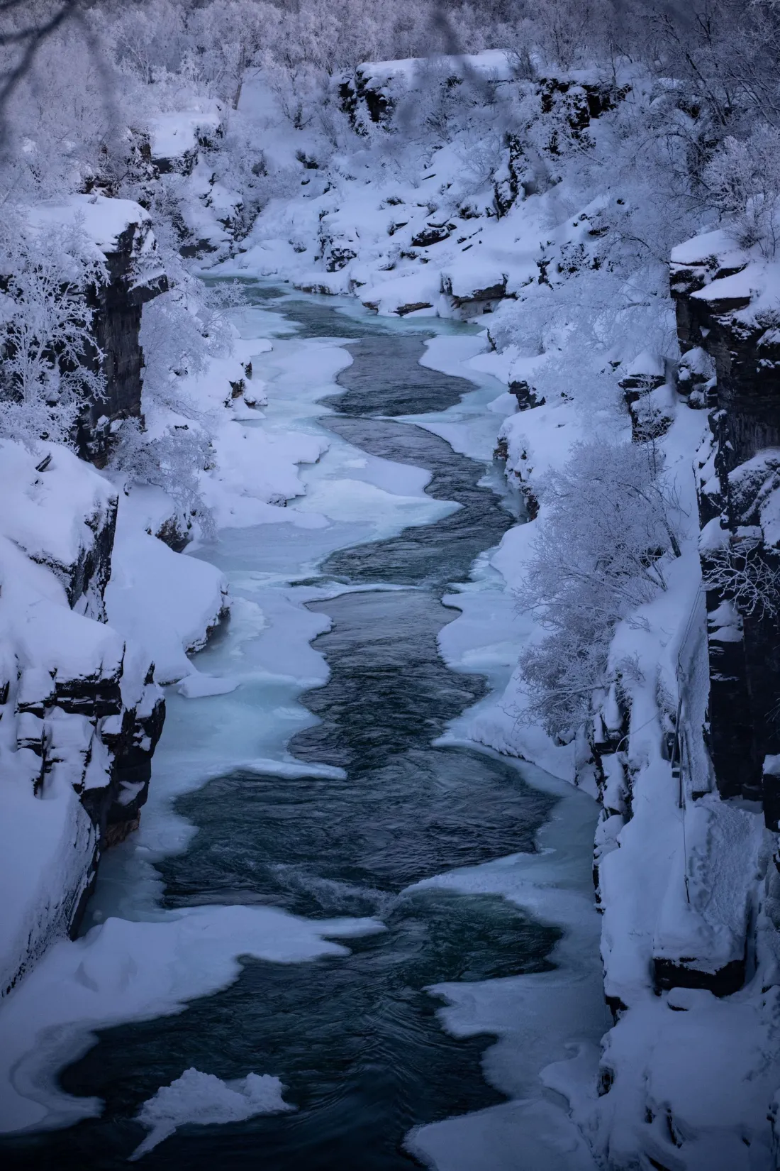 Râul parțial înghețat din Abisko, Laponia suedeză, iarna