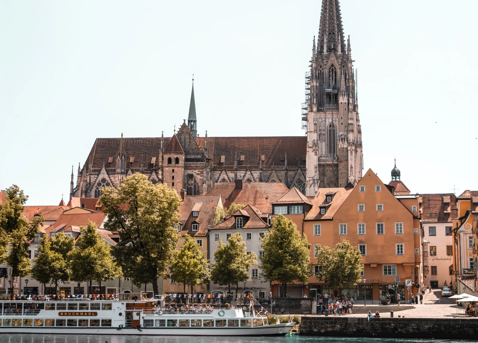 Catedrala Dom St. Peter și centrul vechi din Regensburg, văzute de pe Dunăre