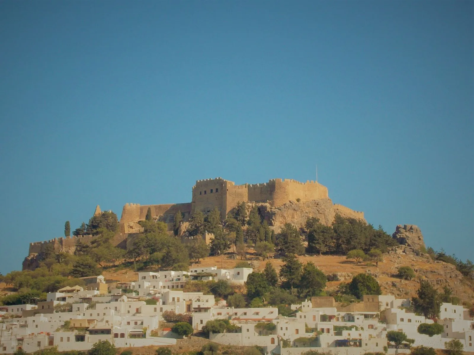 Acropola din Lindos, pe dealul de deasupra satului, în Rodos