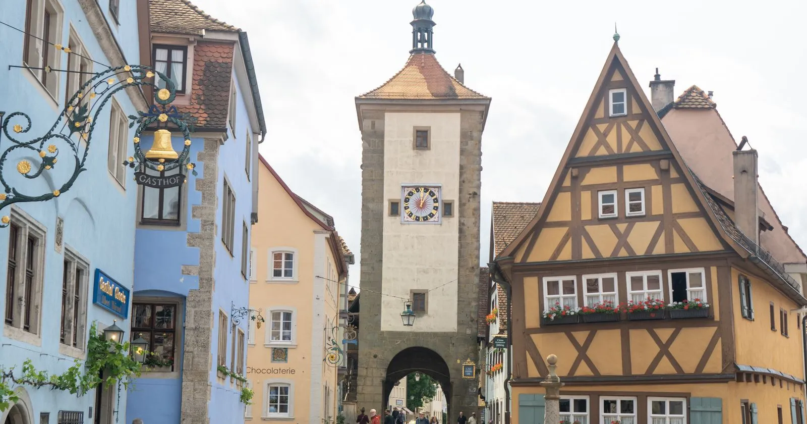Plönlein din Rothenburg ob der Tauber, cu turnul Siebersturm și casa cu grinzi aparente