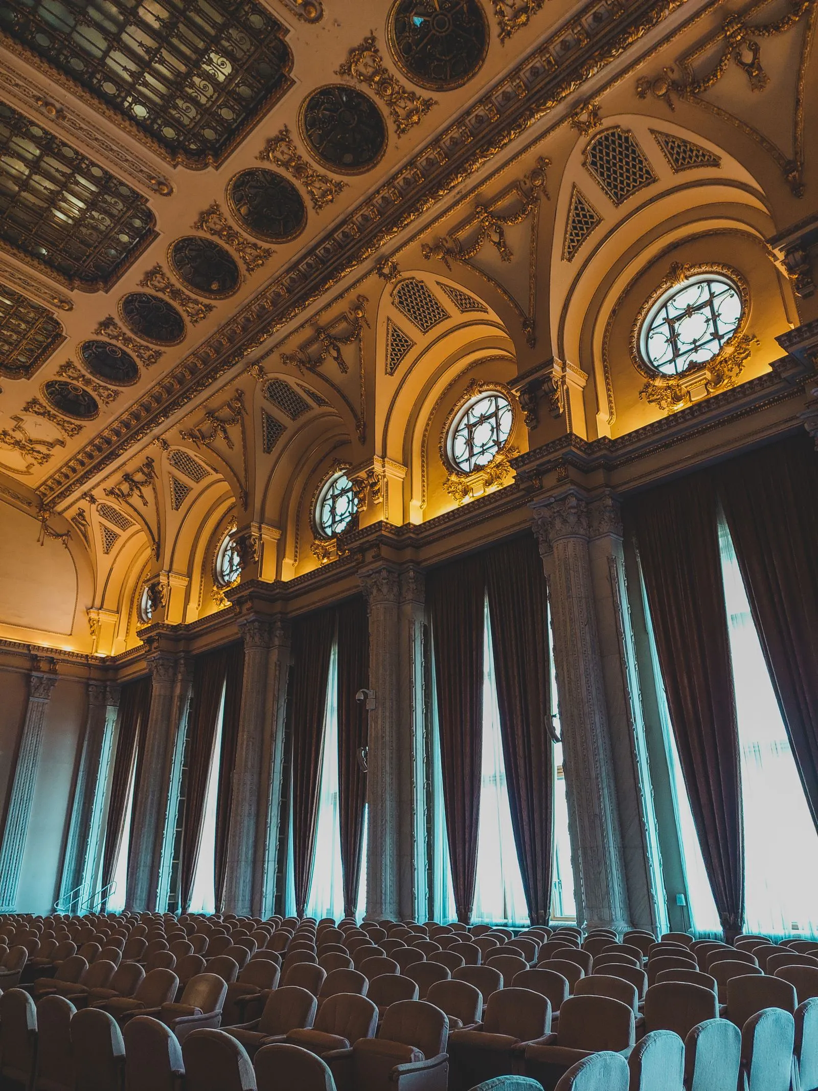 Sala Alexandru Ioan Cuza din interiorul Casei Poporului, cu tavan casetat și ferestre rotunde