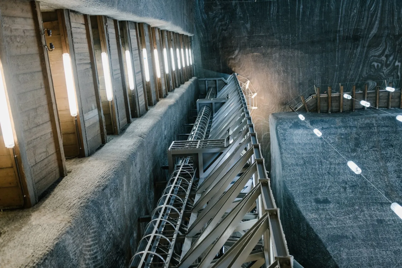 Interiorul Salinei Turda, amenajată ca parc turistic subteran
