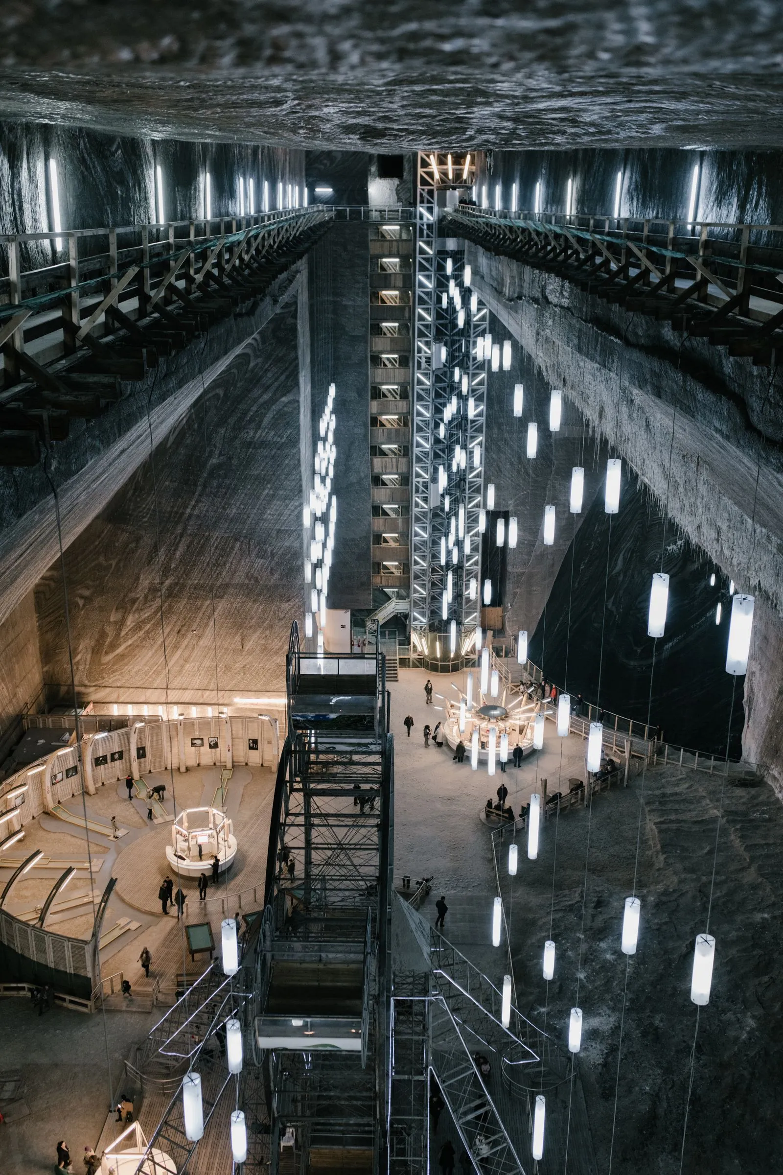 Sala Rudolf din Salina Turda, cu liftul panoramic și lămpile suspendate