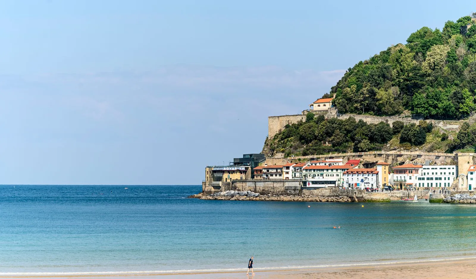 Plaja La Concha din San Sebastián, cu Monte Urgull și portul vechi