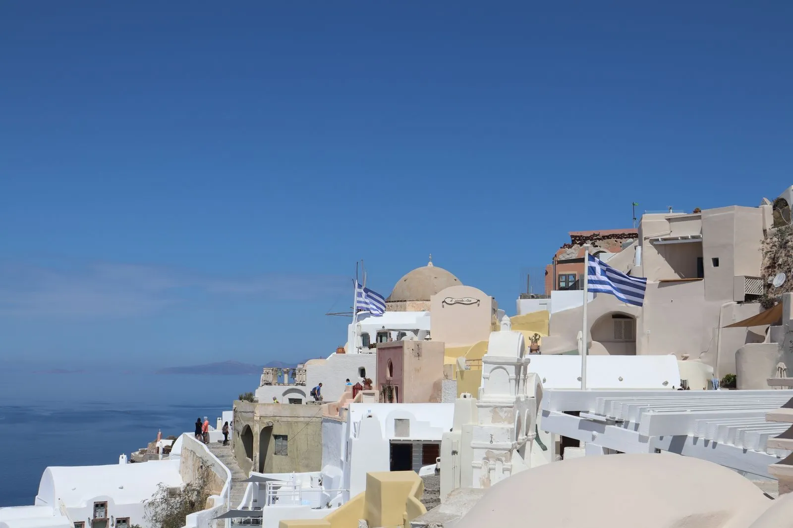 Satul Oia din Santorini, cu case albe pe marginea calderei