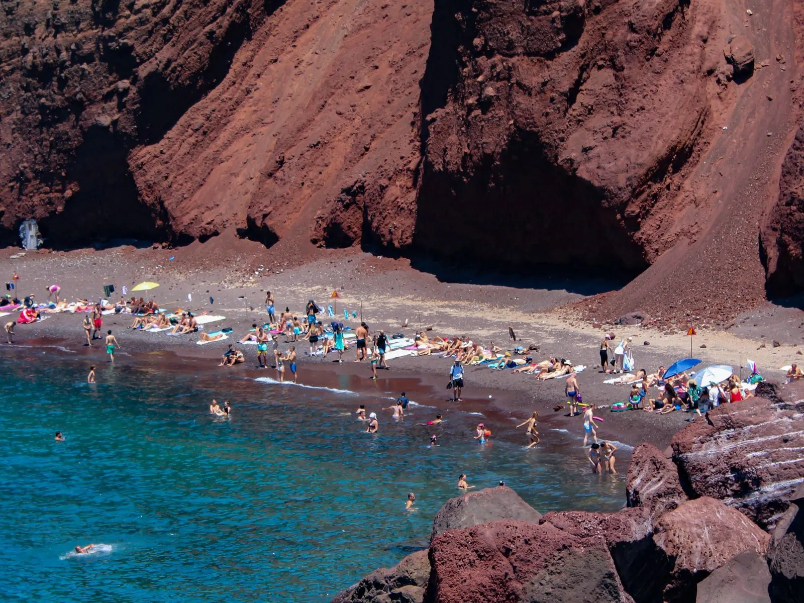 Faleza rosie vulcanica si pietrisul de la Red Beach, in Santorini