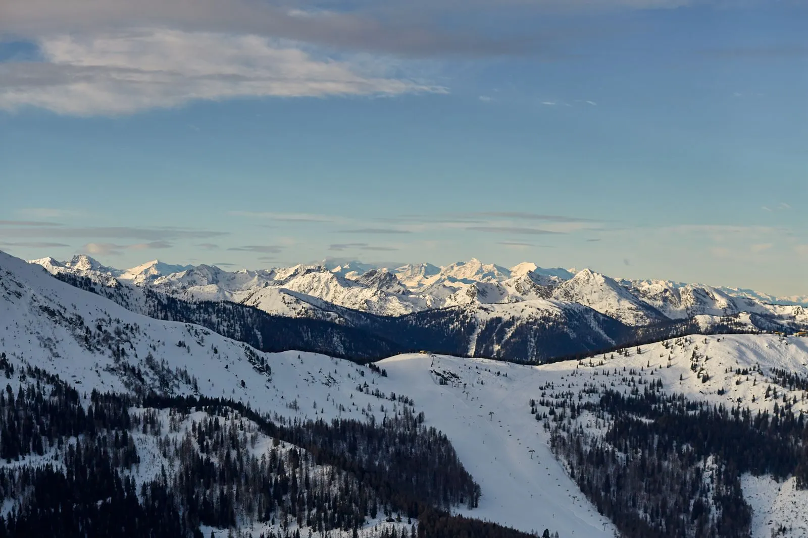Pârtii de ski la Schladming, Austria, cu vârfurile acoperite de zăpadă ale Alpilor din Stiria