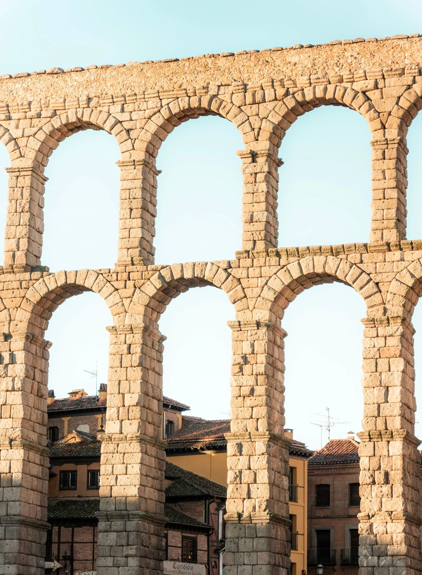 Arcadele apeductului roman din Segovia, excursie de o zi din Madrid