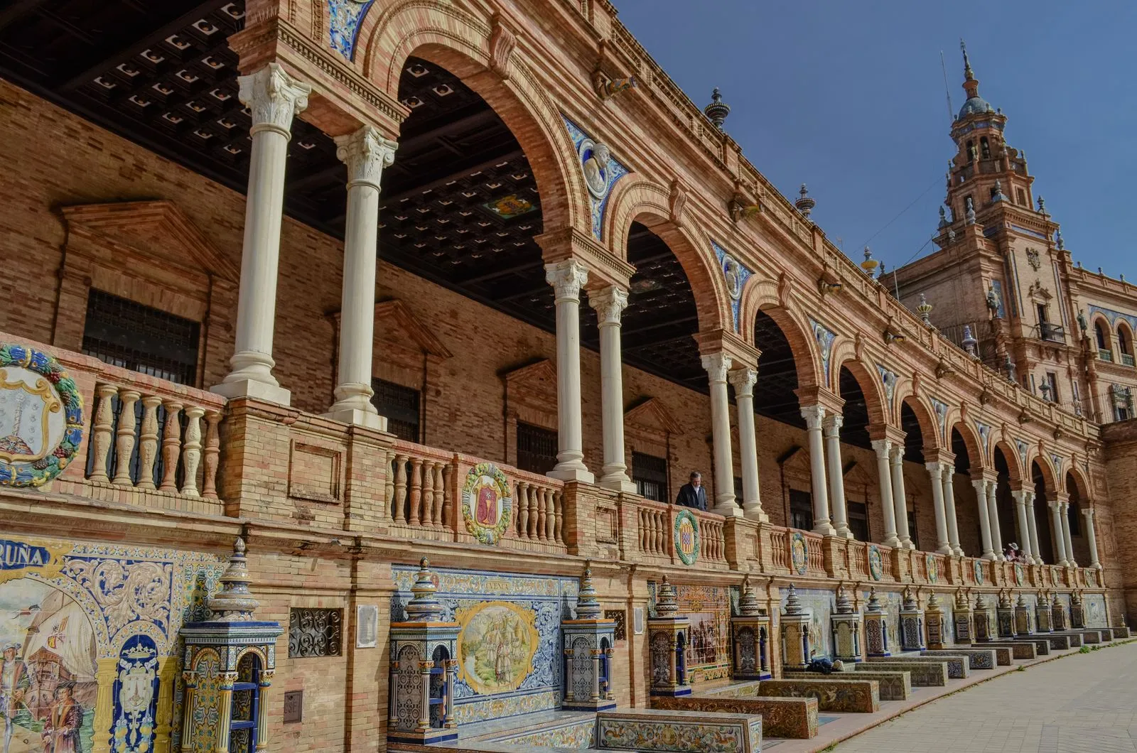 Galeria cu arcade și băncile din ceramică de pe Plaza de España din Sevilla