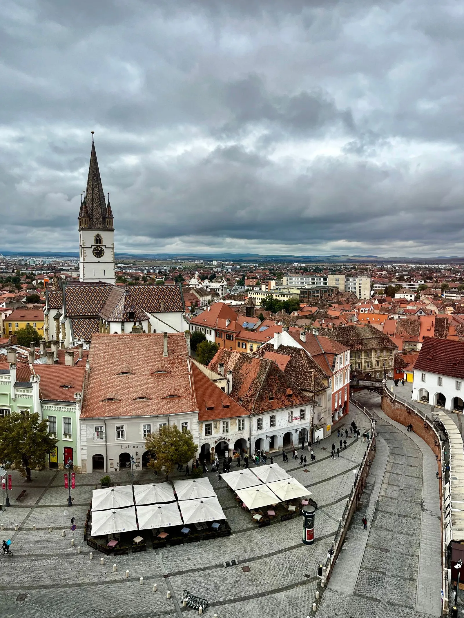 Piața Mică din Sibiu văzută de sus, cu Catedrala Evanghelică și acoperișurile Orașului de Sus