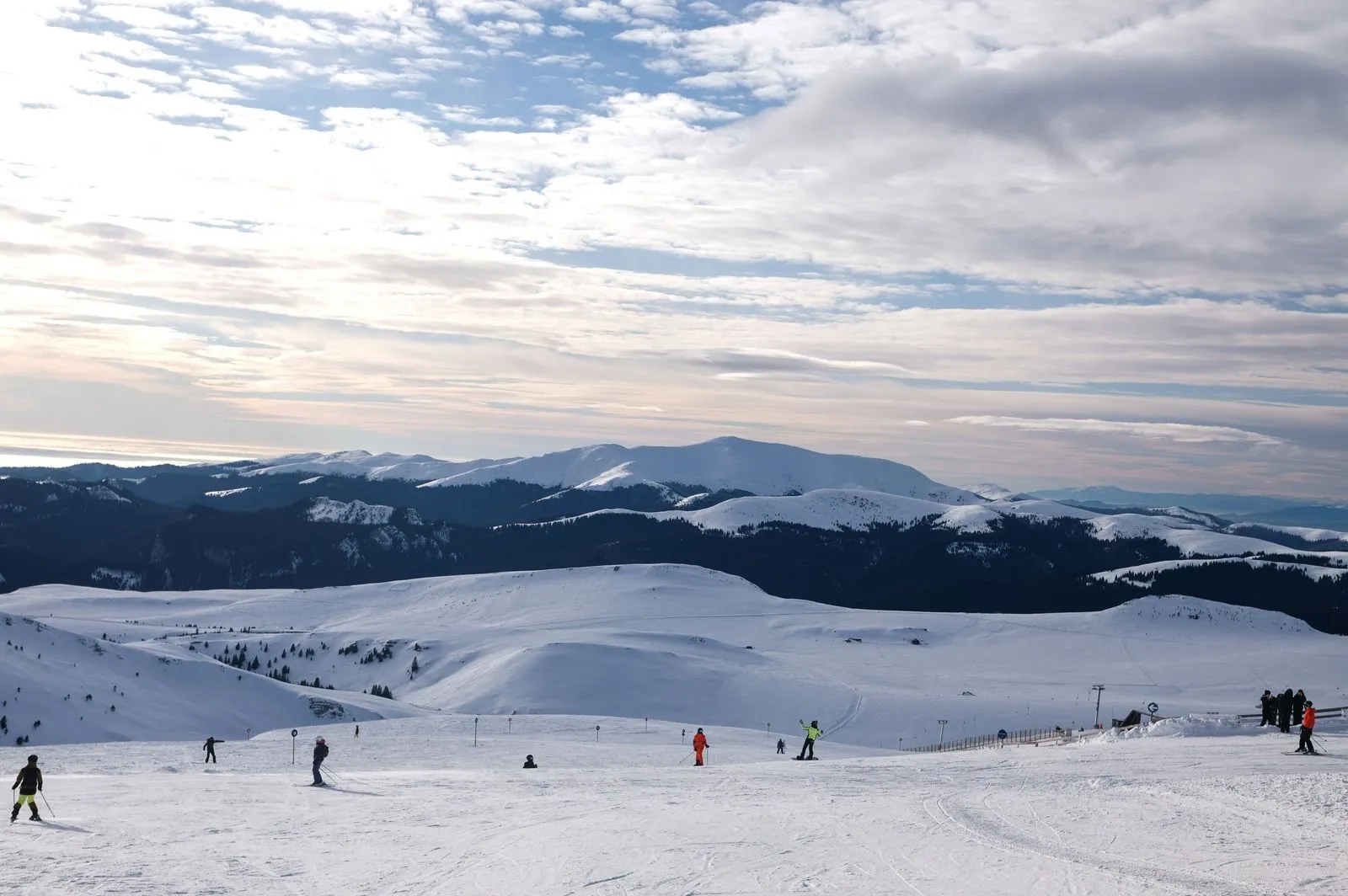 Schiori pe platoul alpin de la Cota 2000 din Sinaia, cu Munții Bucegi în fundal
