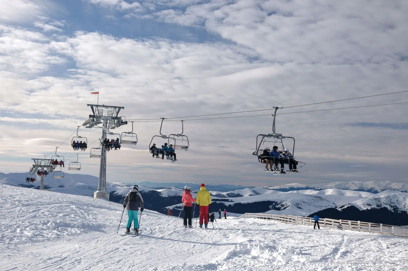 Telescaun și schiori pe pârtiile de la Cota 2000 din Sinaia, iarna