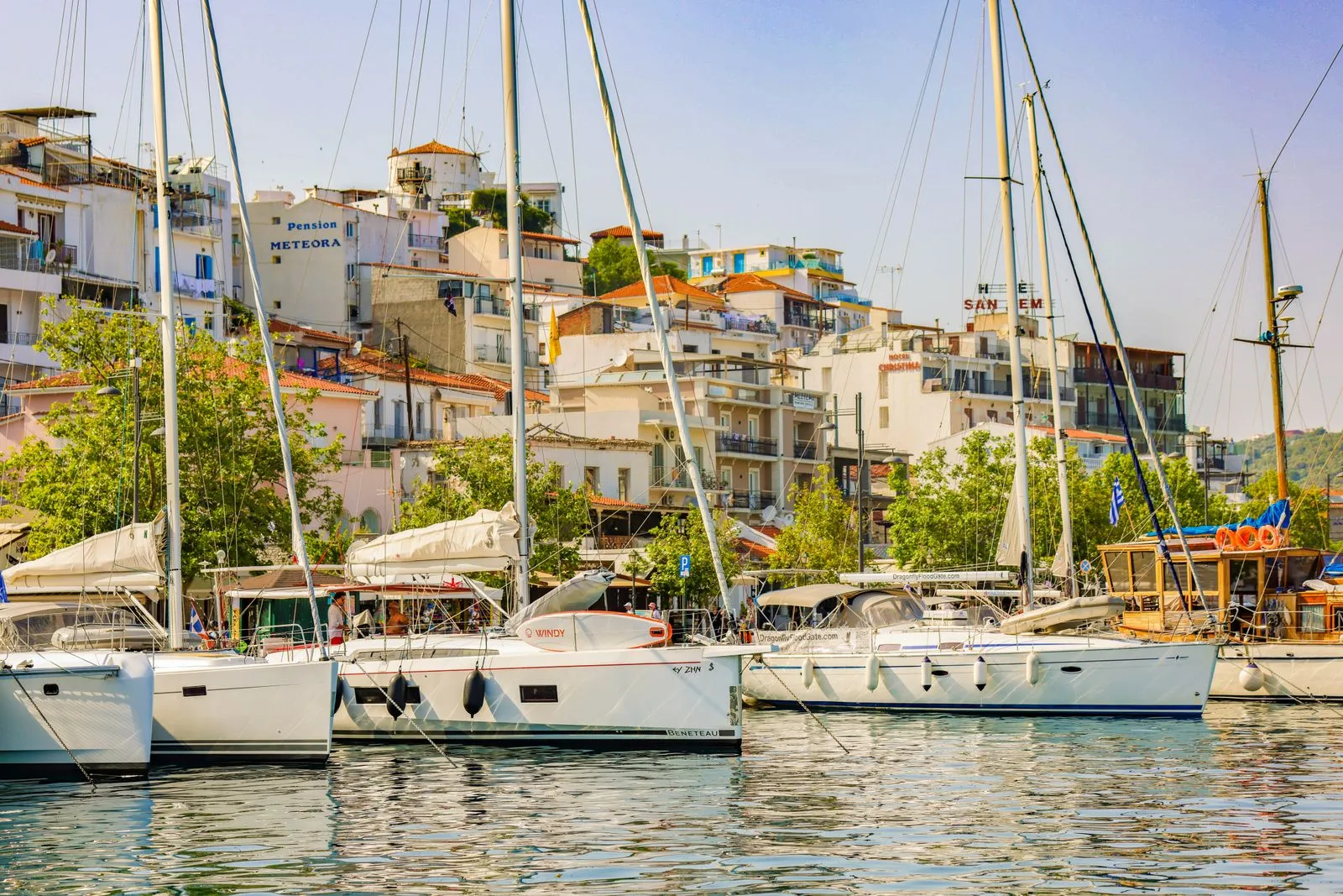 Portul din orașul Skiathos, cu bărci și case pe deal