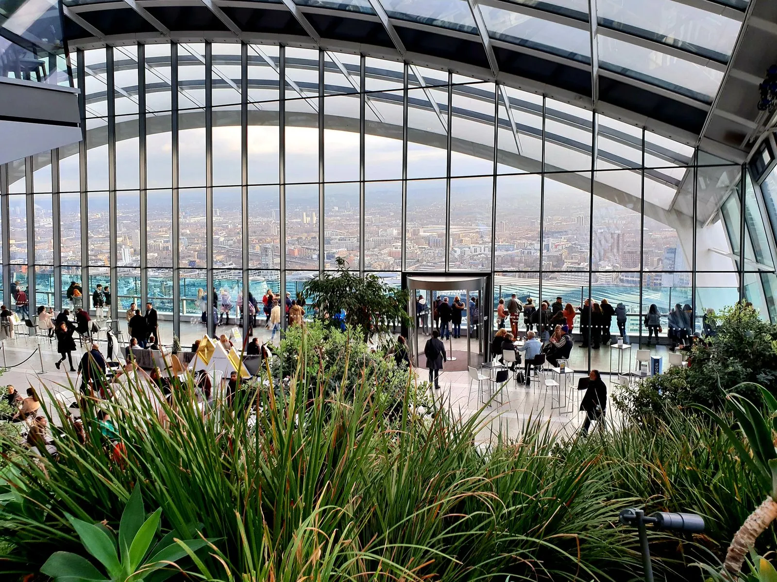 Vizitatori în Sky Garden, grădina cu panoramă gratuită din City of London