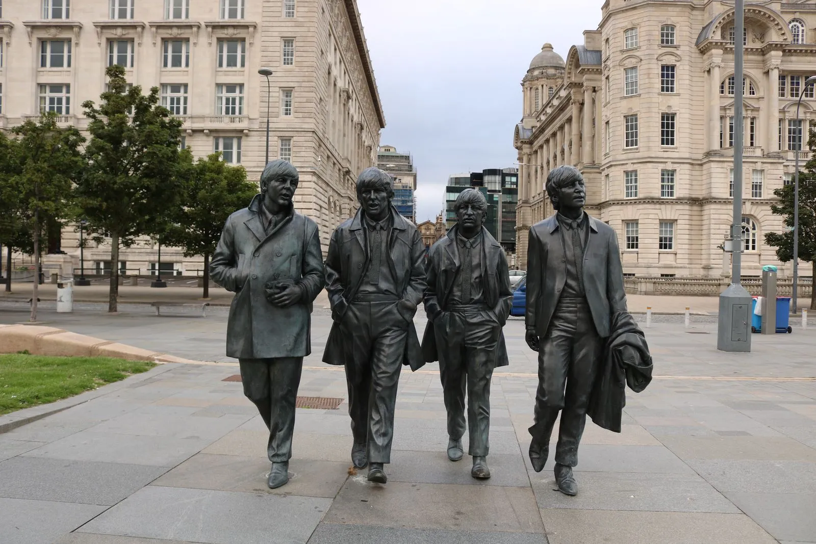 Statuia The Beatles pe faleza Pier Head din Liverpool