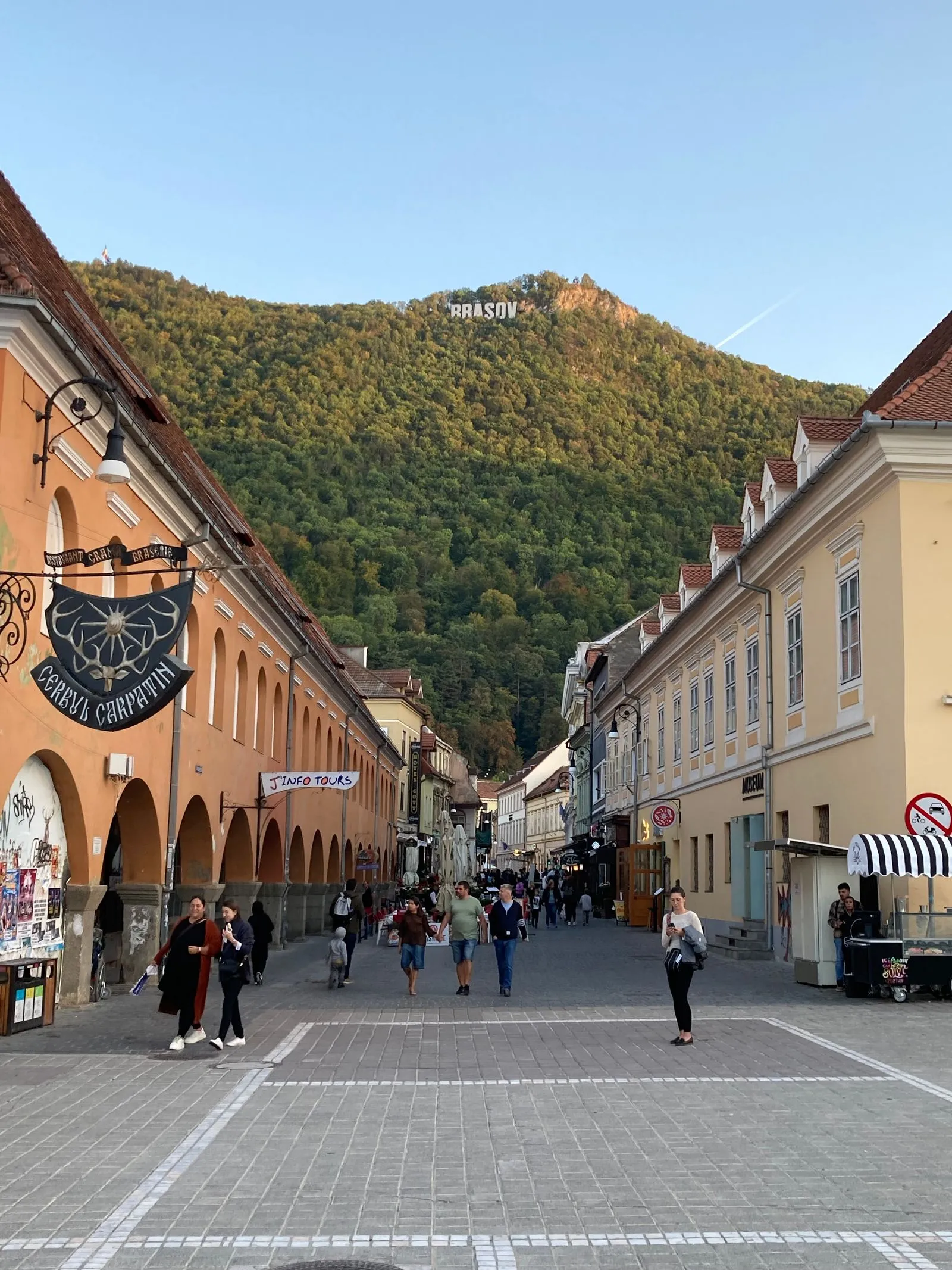 Stradă din centrul Brașovului cu muntele Tâmpa în fundal