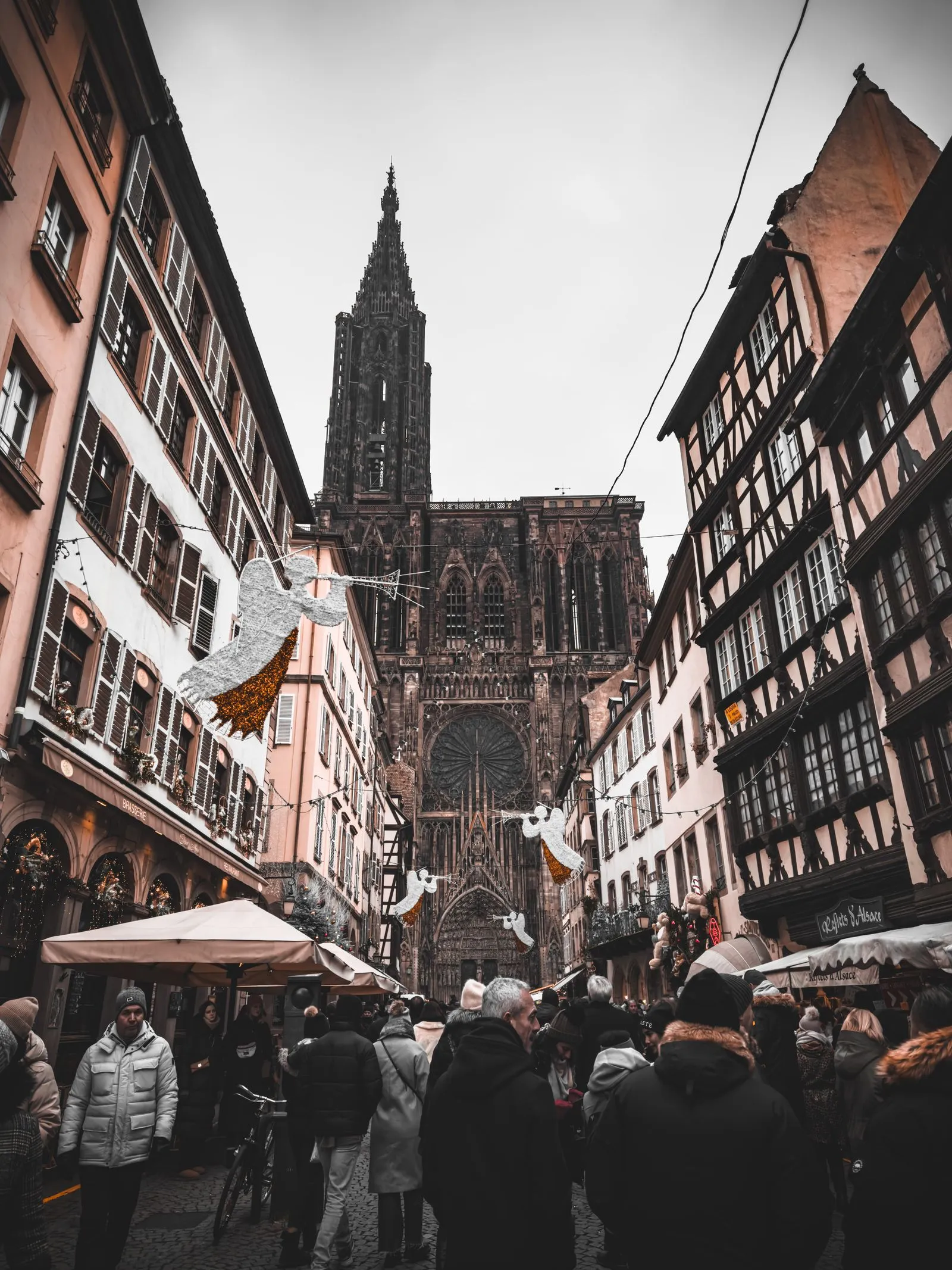Strada decorată de Crăciun spre Catedrala Notre-Dame din Strasbourg