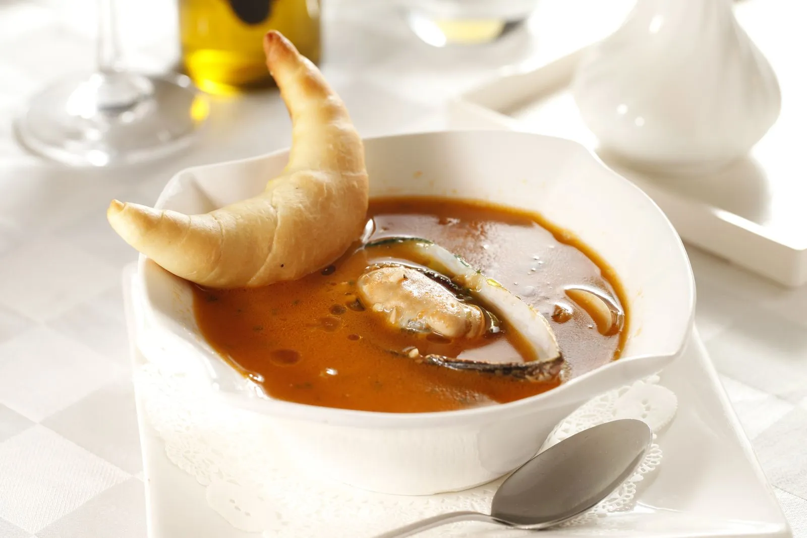 Supă cu fructe de mare servită în farfurie adâncă, preparat tipic pentru restaurantele cu specific pescăresc din Galați