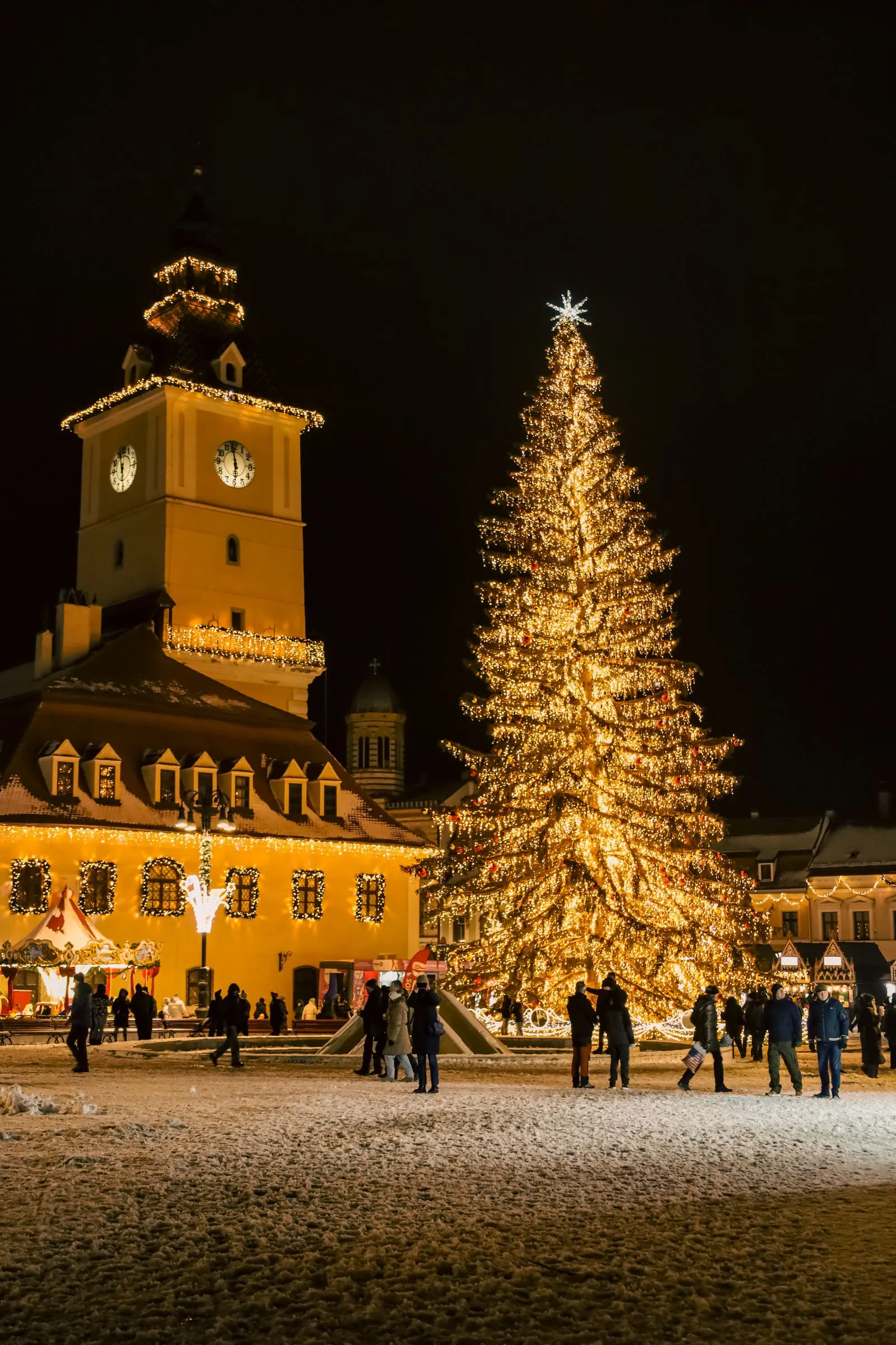 Piața Sfatului din Brașov noaptea, cu bradul de Crăciun și Casa Sfatului luminate