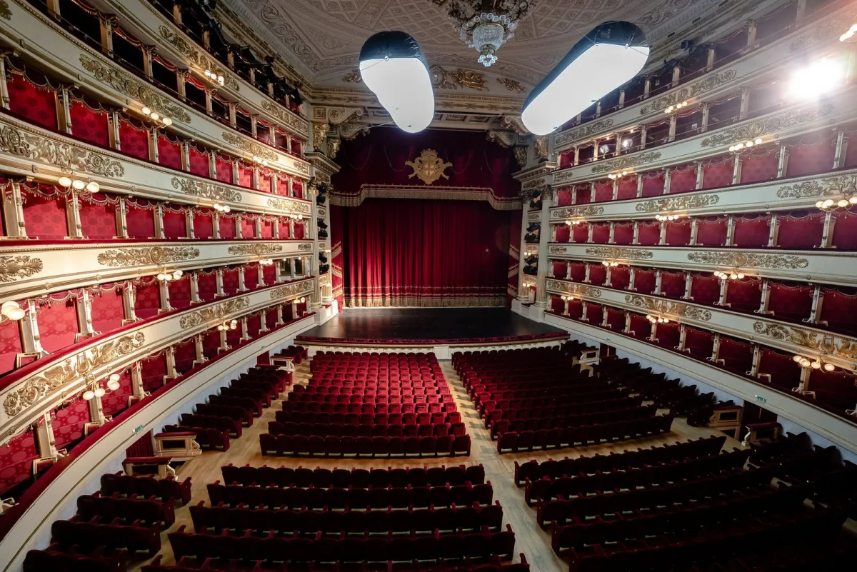 Sala Teatrului alla Scala din Milano, cu lojile pe mai multe niveluri