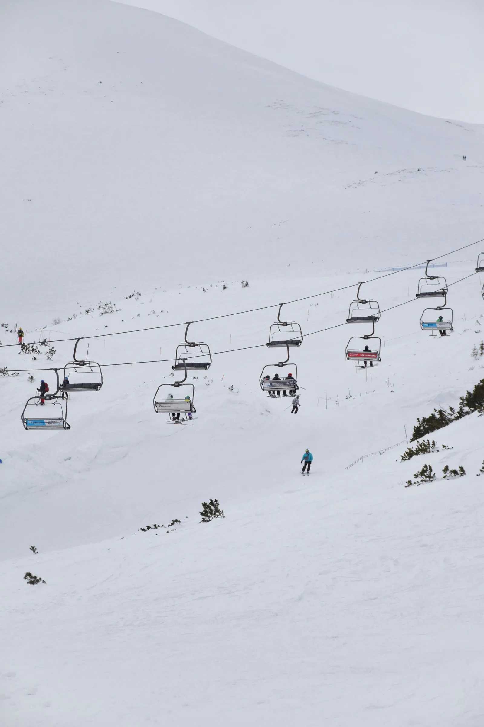 Telescaun cu schiori deasupra unei pârtii înzăpezite din zona Zakopane