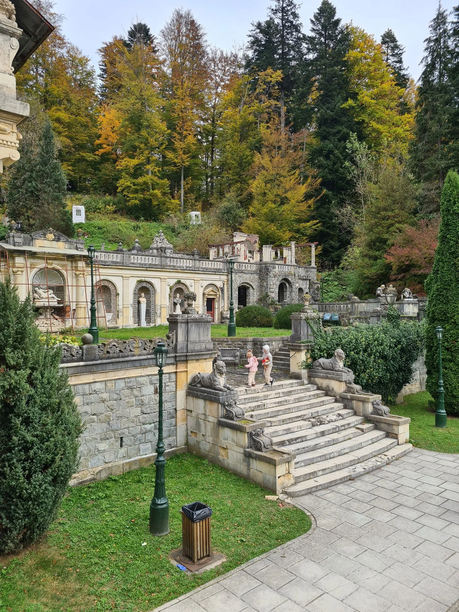 Scările cu lei și terasele din fața Castelului Peleș, toamna