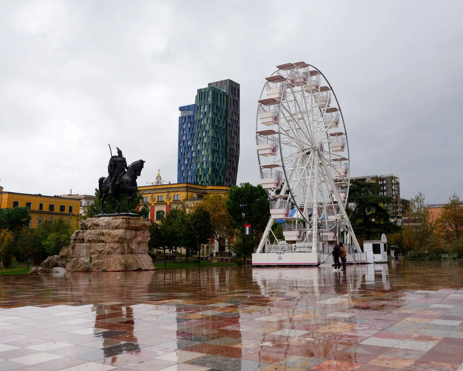Piața Skanderbeg din Tirana, cu statuia ecvestră și roata panoramică