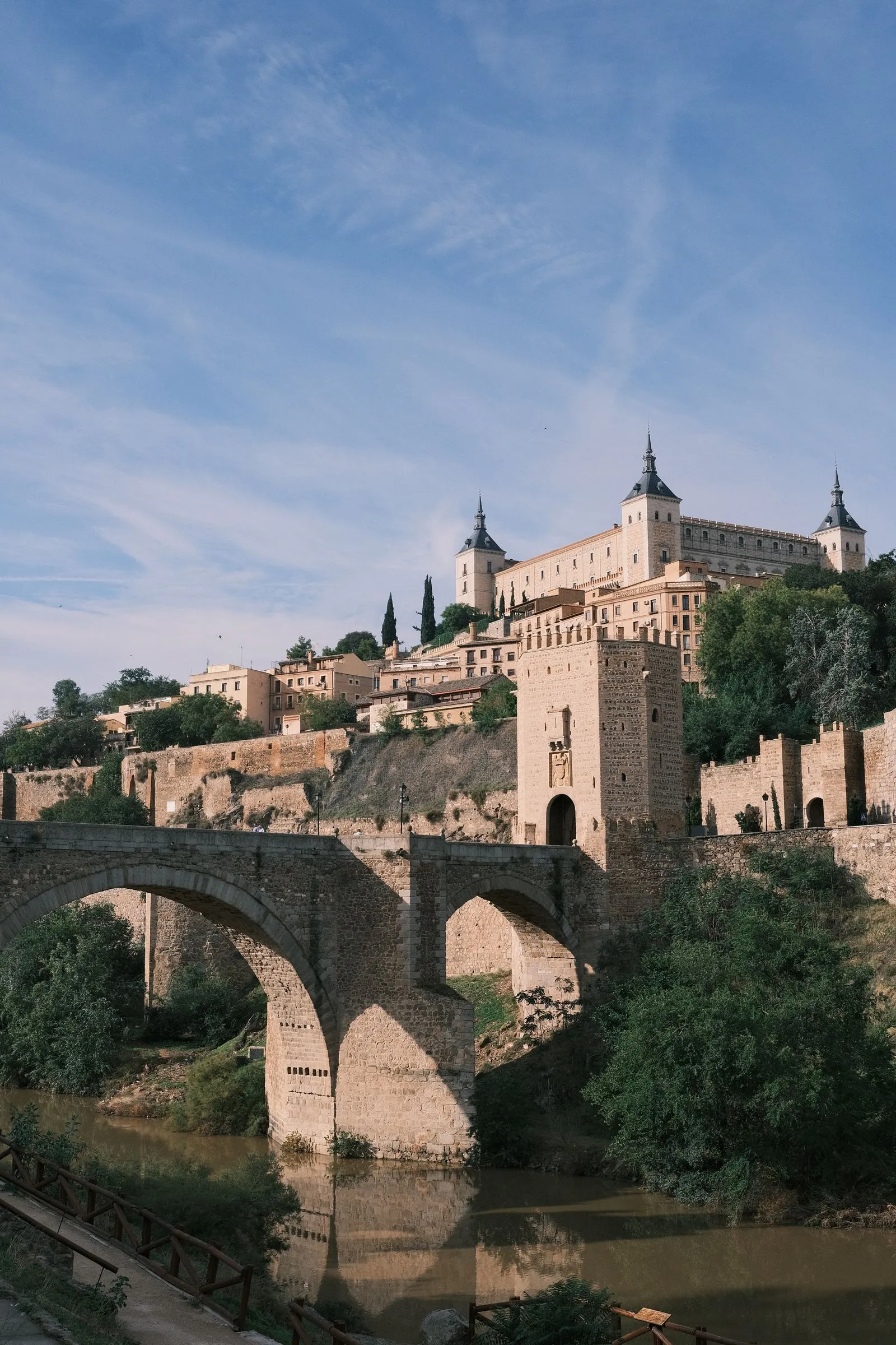 Podul Alcántara peste Tajo și Alcázarul din Toledo