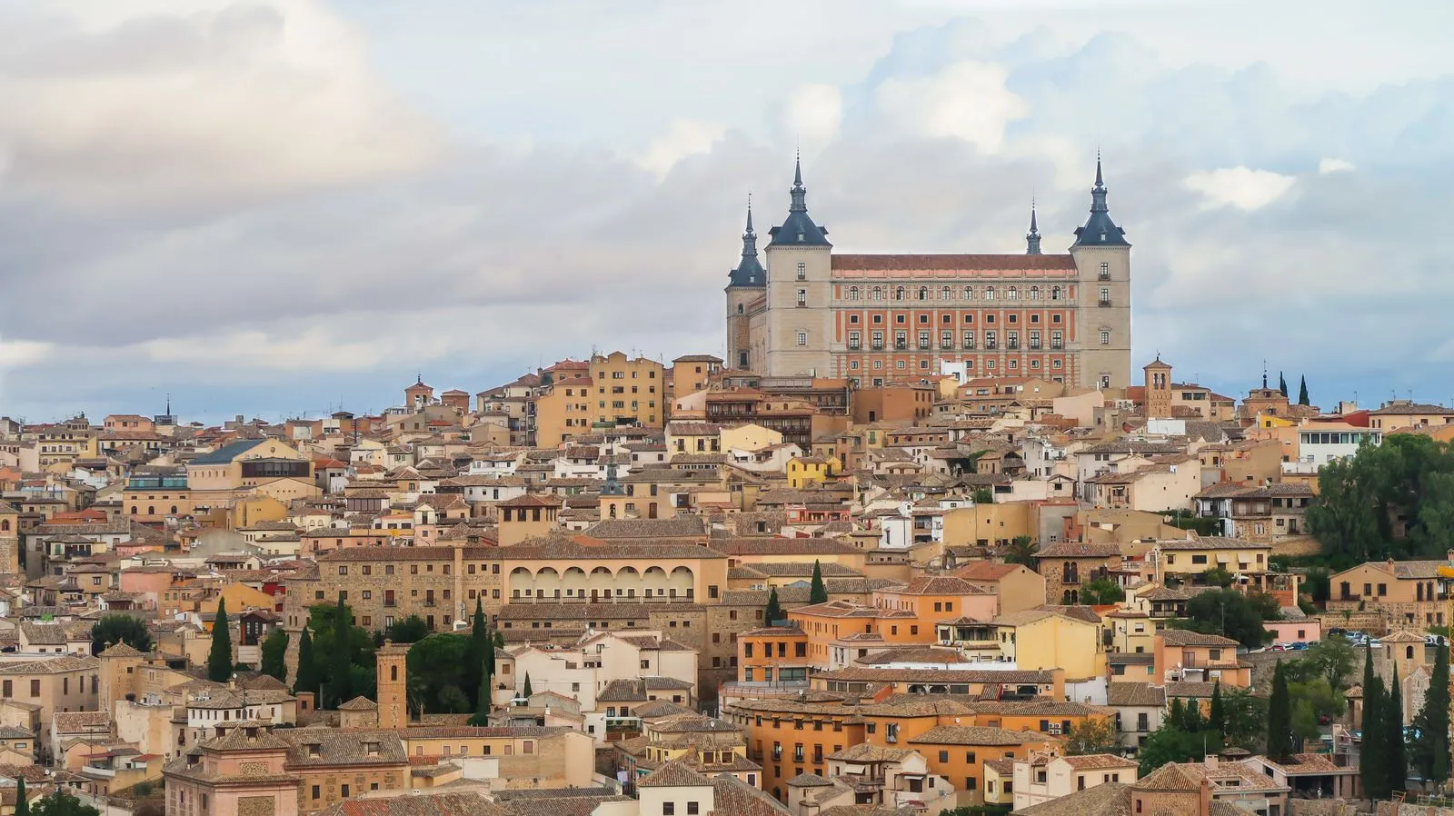 Orașul vechi din Toledo cu Alcázarul pe cel mai înalt punct
