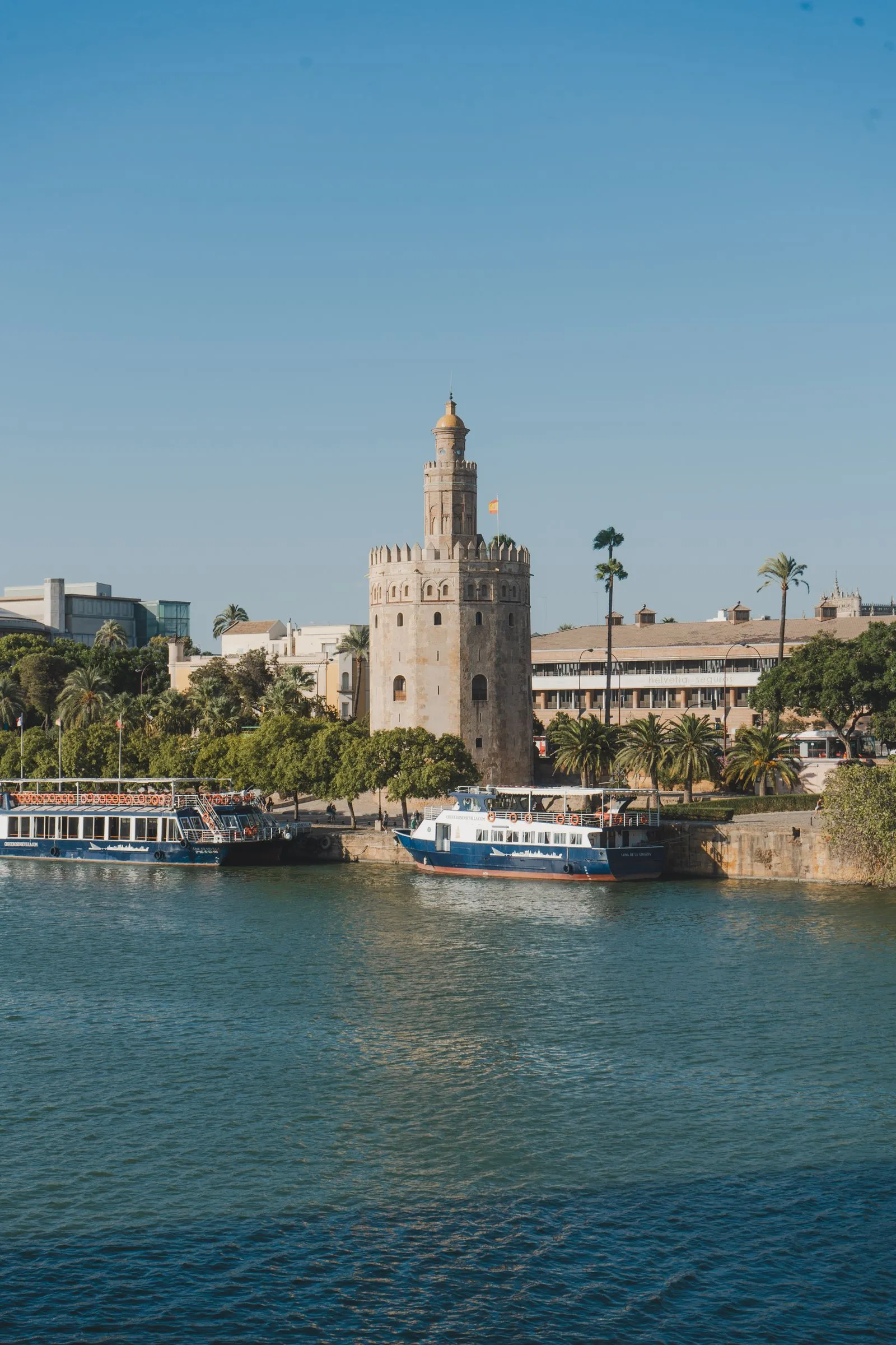 Torre del Oro pe malul râului Guadalquivir, Sevilla