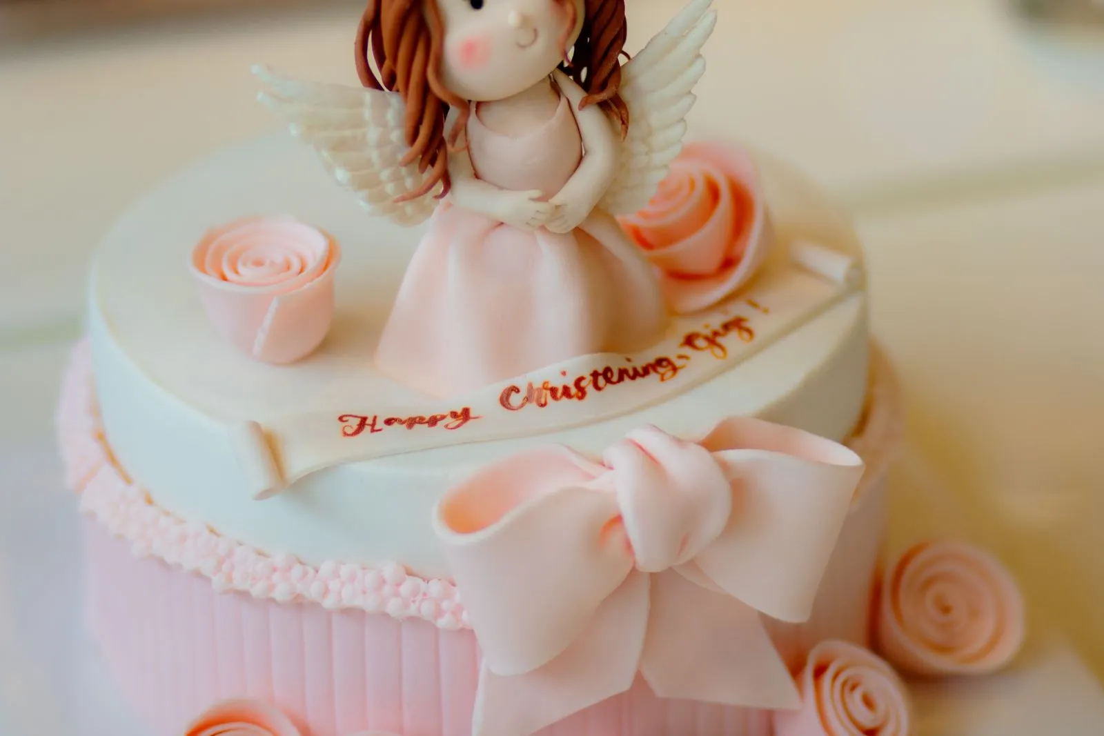 Tort de botez roz cu îngeraș și trandafiri din fondant