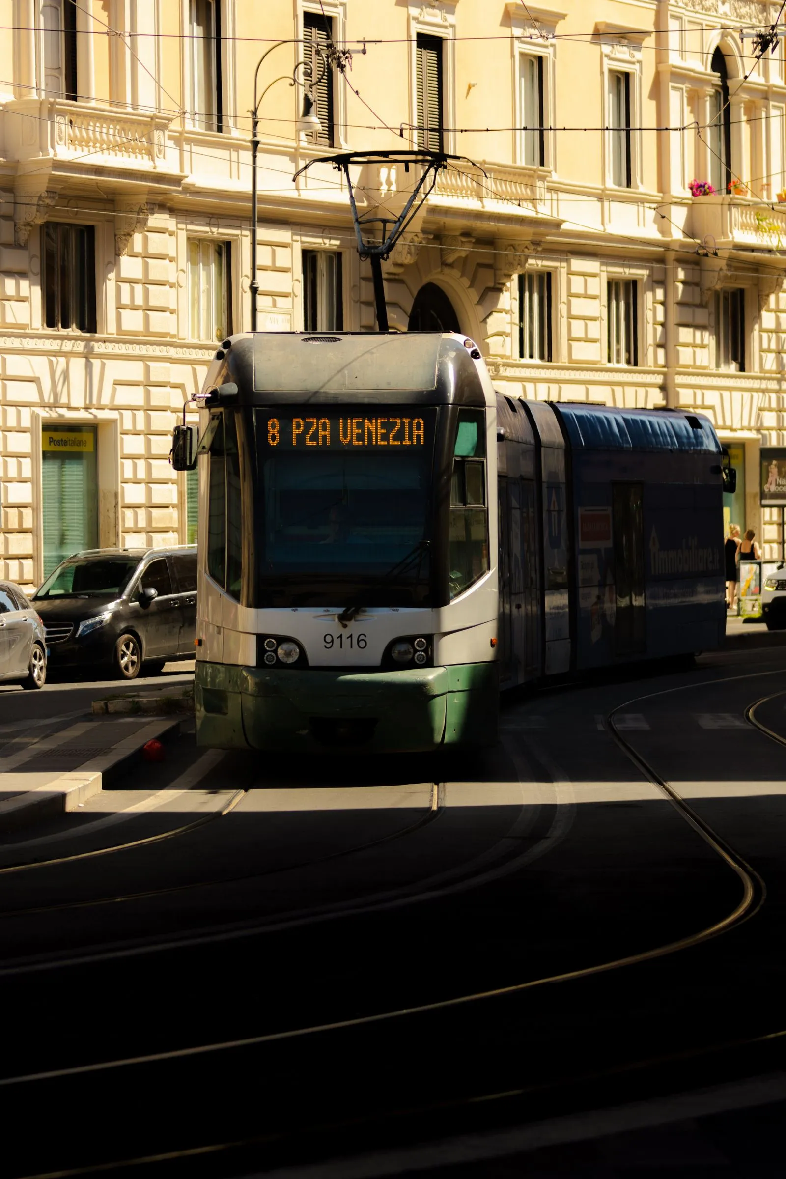 Tramvaiul 8 spre Piazza Venezia pe o stradă din Roma