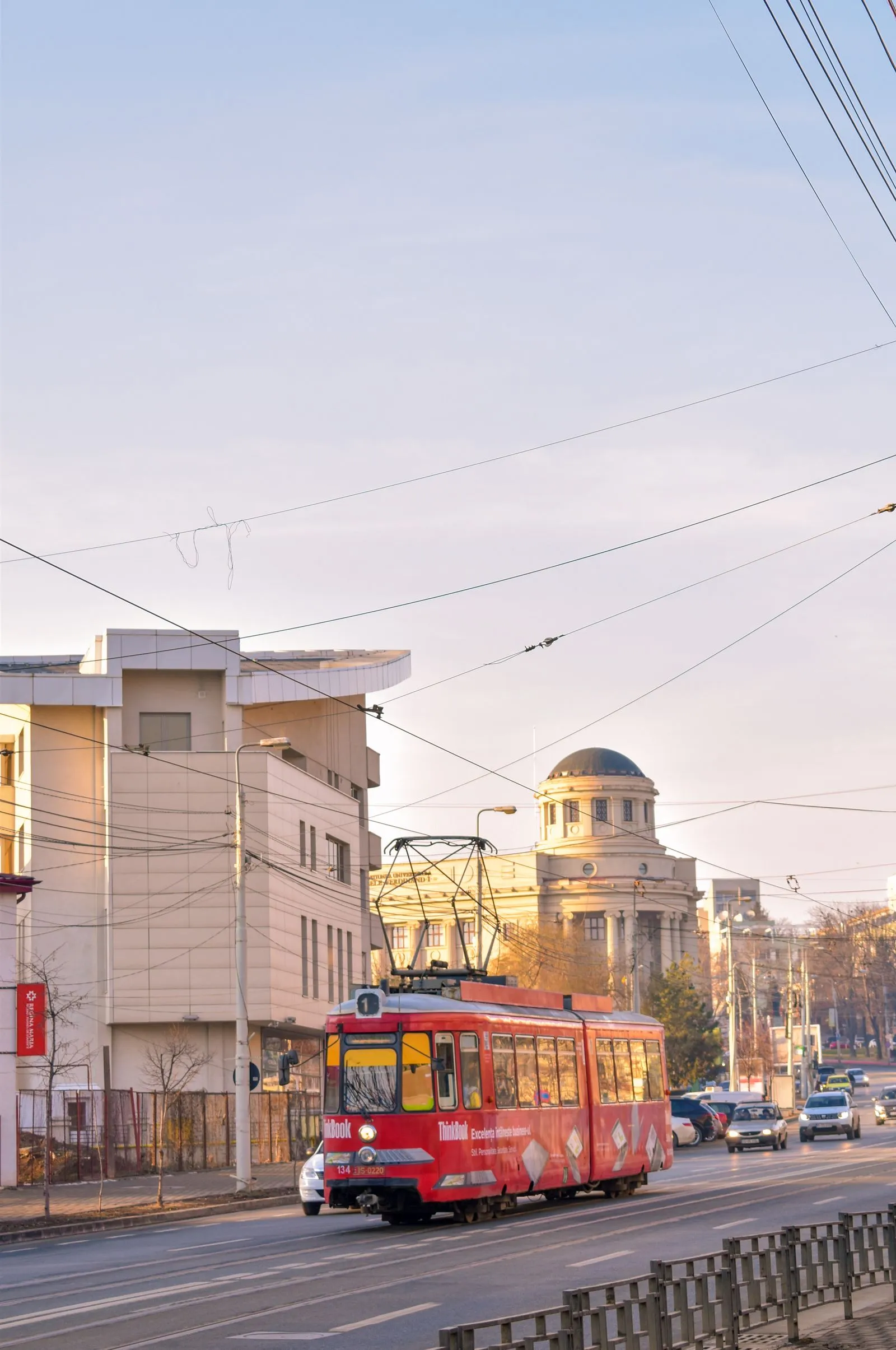 Tramvai roșu CTP pe un bulevard din Iași