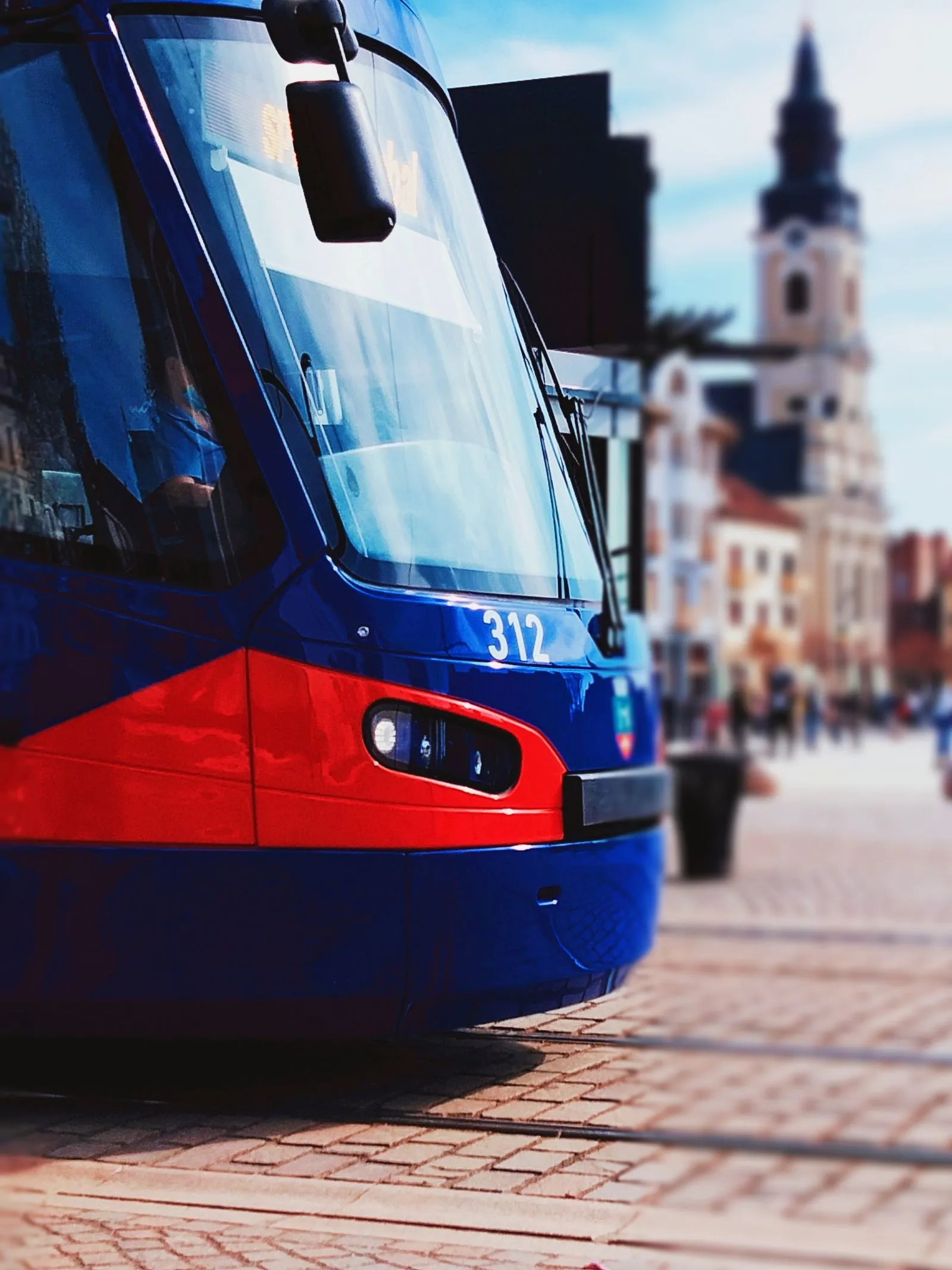 Tramvai OTL în Piața Unirii din Oradea, cu turnul Bisericii cu Lună în fundal