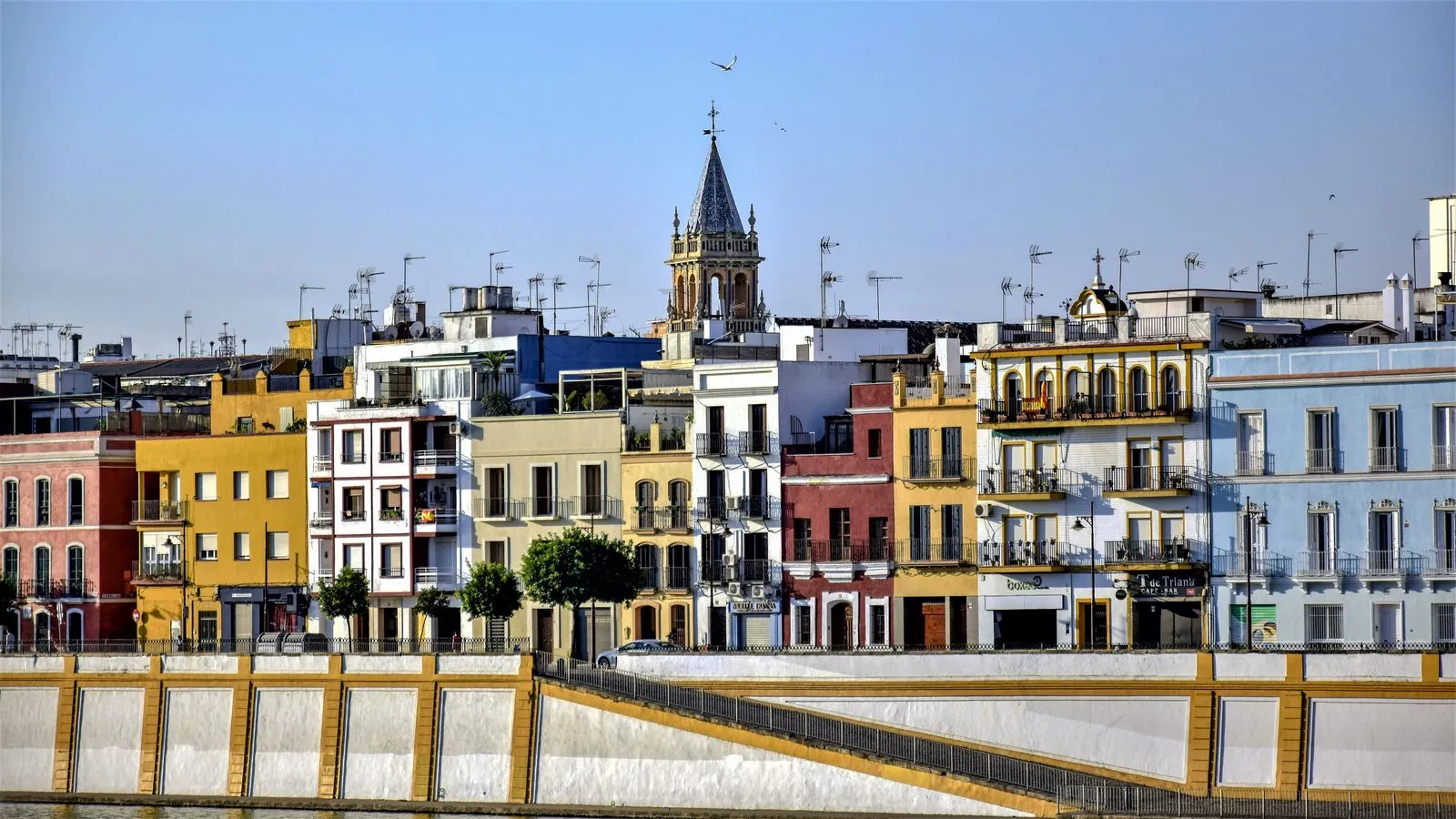 Casele colorate de pe Calle Betis, în cartierul Triana din Sevilla