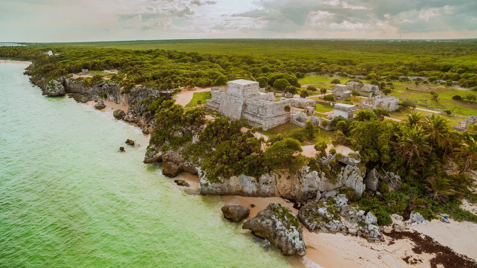 Ruinele maya din Tulum pe faleza de deasupra Mării Caraibilor, Riviera Maya, Mexic