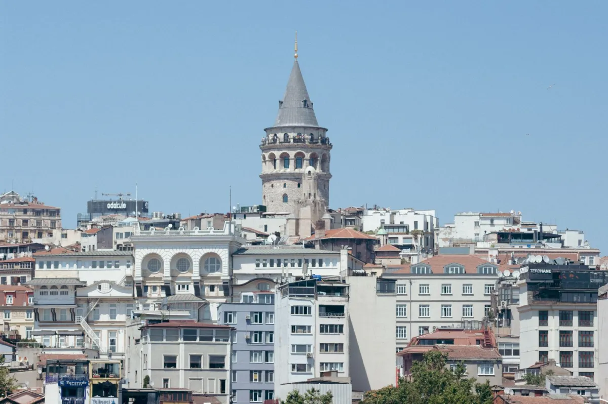 Turnul Galata (Galata Kulesi) deasupra clădirilor din cartierul Beyoğlu, Istanbul