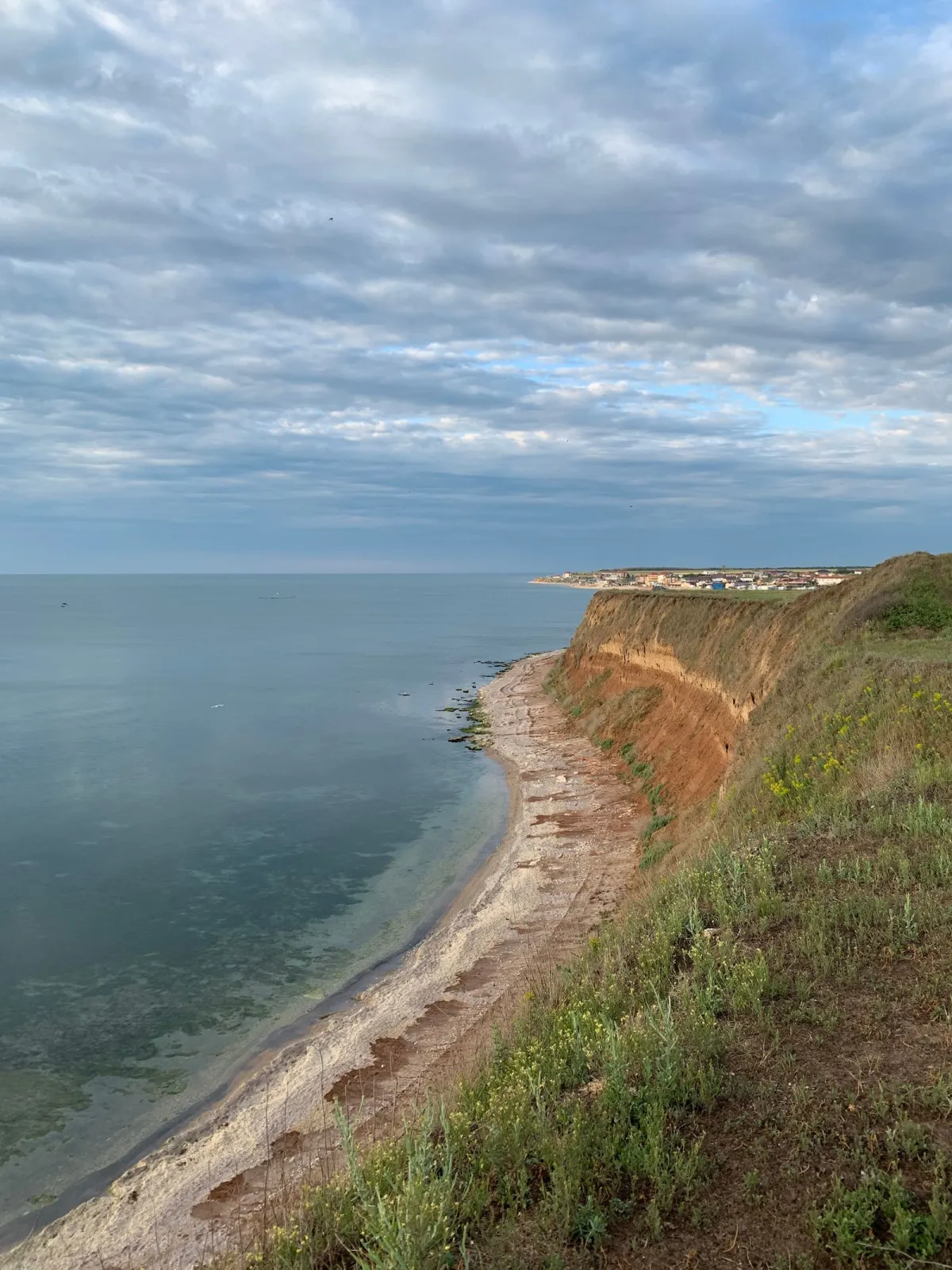 Faleză de lut și plajă îngustă pe litoralul Mării Negre, lângă Tuzla