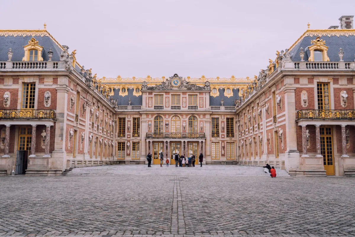 Curtea de Marmură a Palatului Versailles, lângă Paris