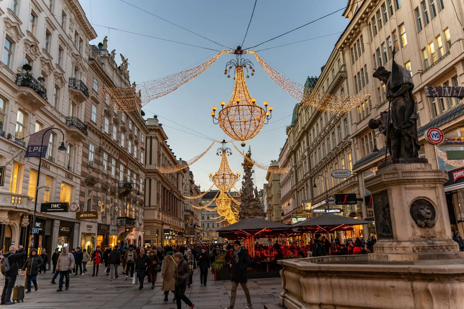 Strada Graben din Viena cu candelabrele luminoase de Crăciun și căsuțe de târg, spre Stephansplatz