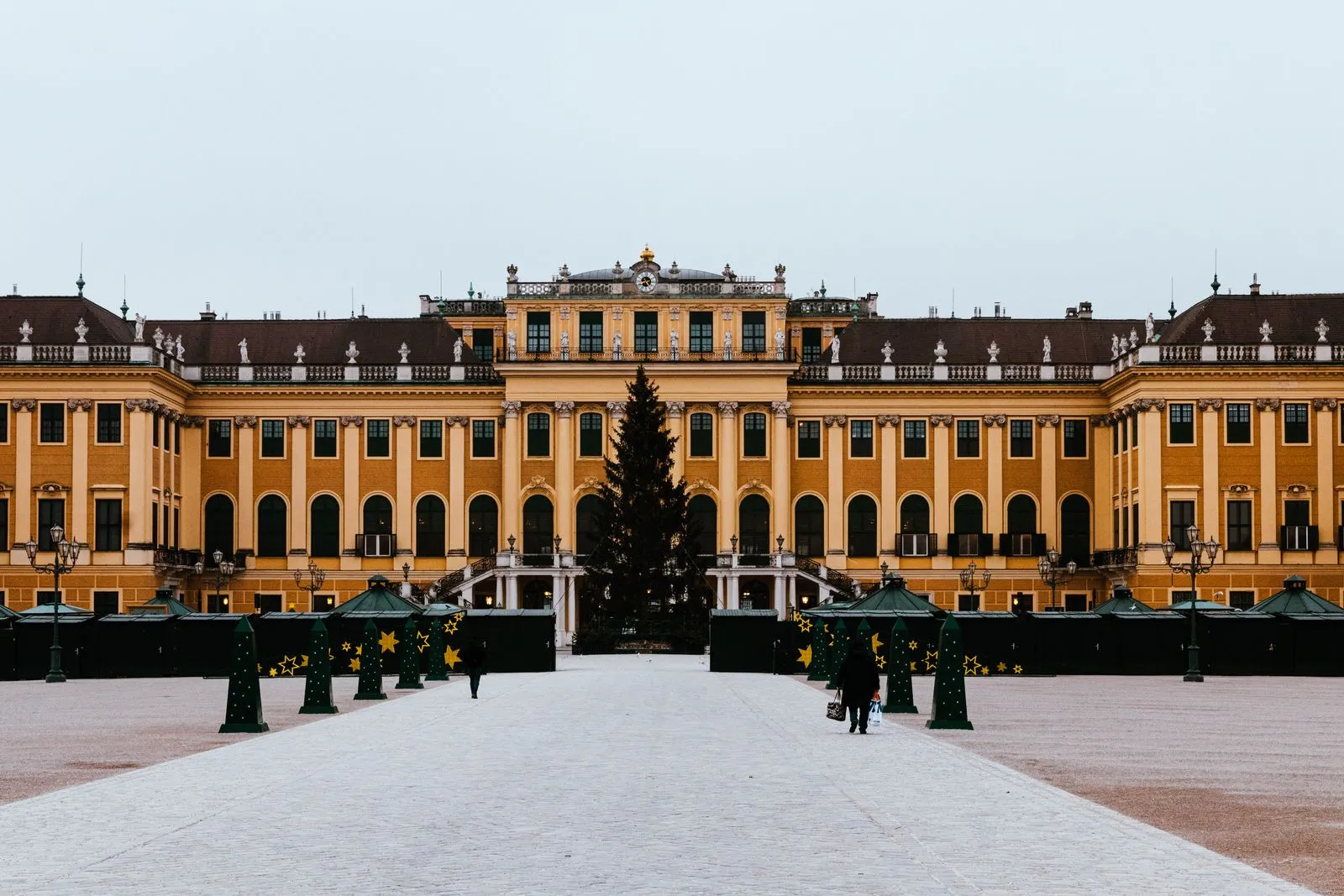 Palatul Schönbrunn din Viena iarna, văzut din curtea de onoare