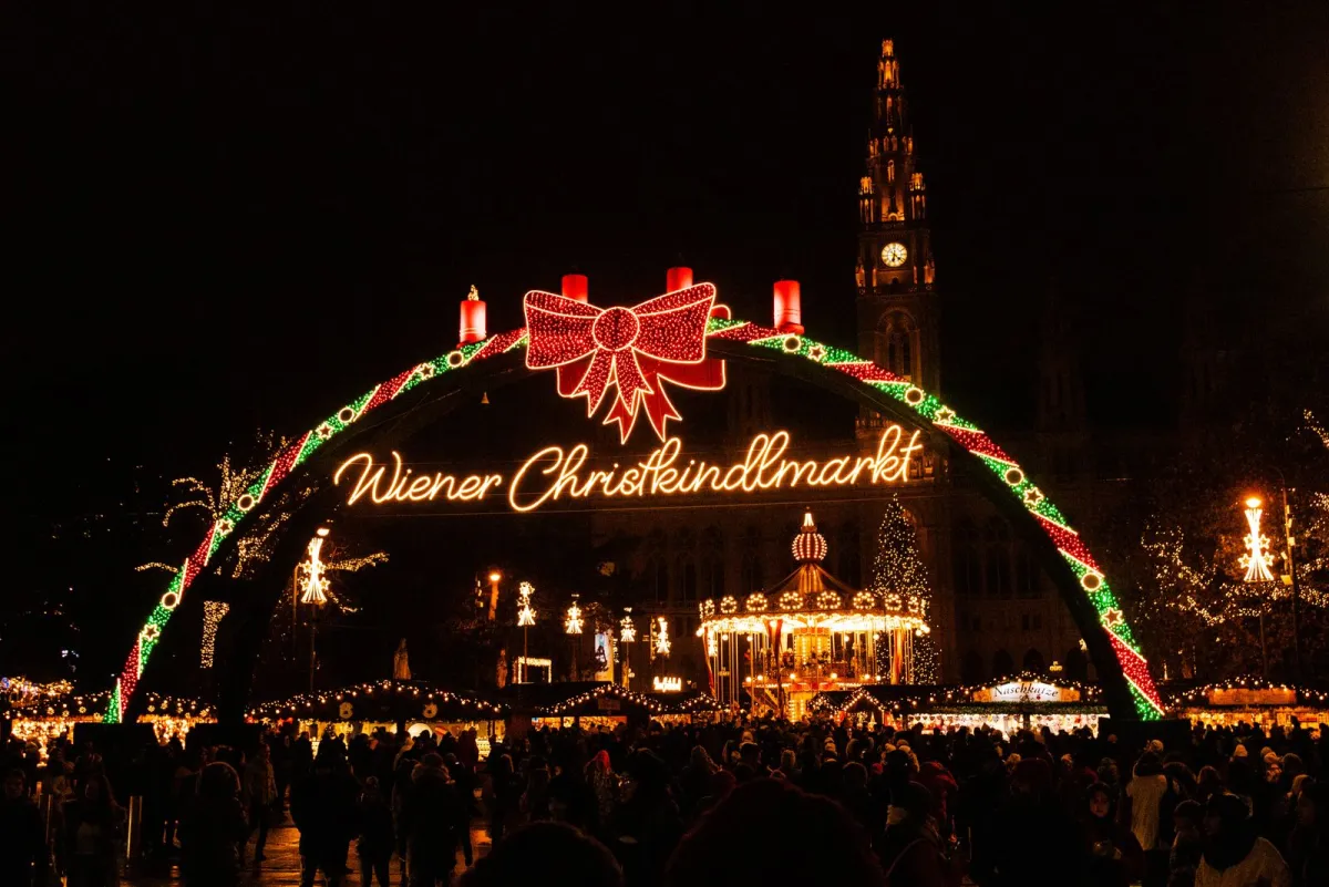 Intrarea luminată în târgul de Crăciun din fața Primăriei din Viena, seara