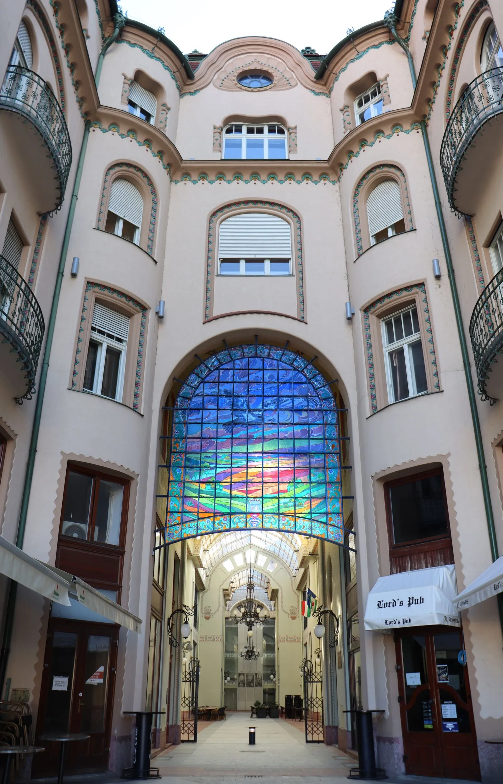Pasajul Vulturul Negru din Piața Unirii, Oradea, cu vitraliul colorat de la intrare