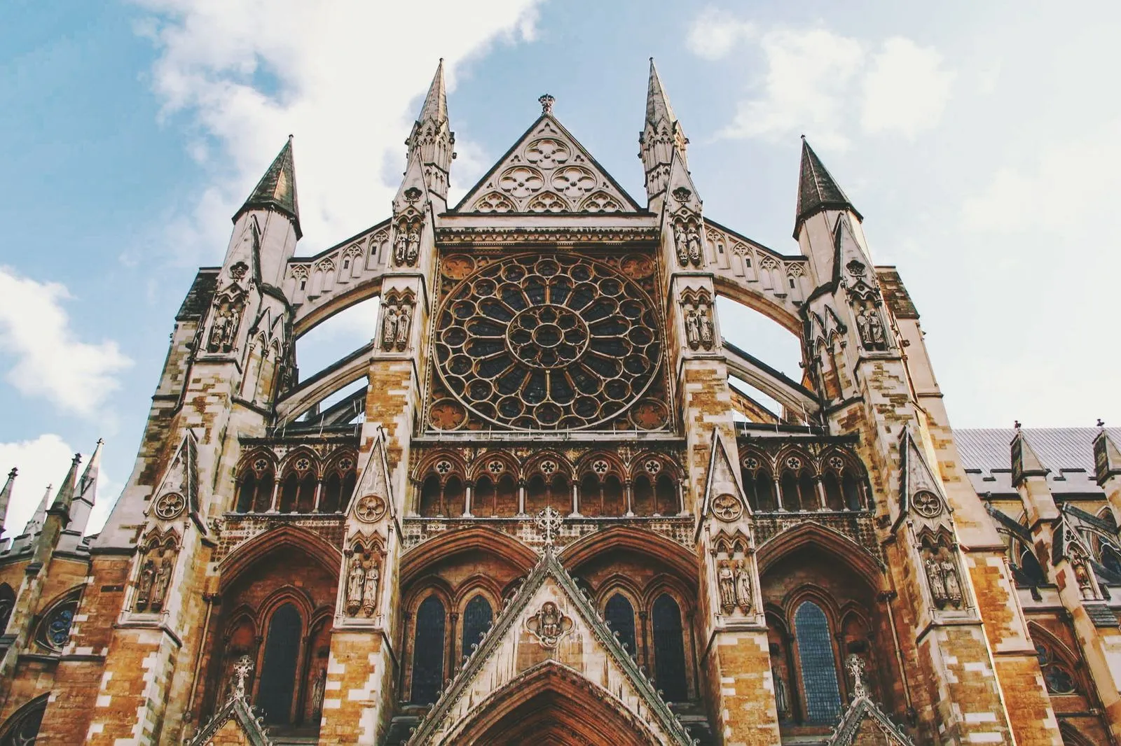 Fațada gotică a Westminster Abbey văzută de jos, Londra