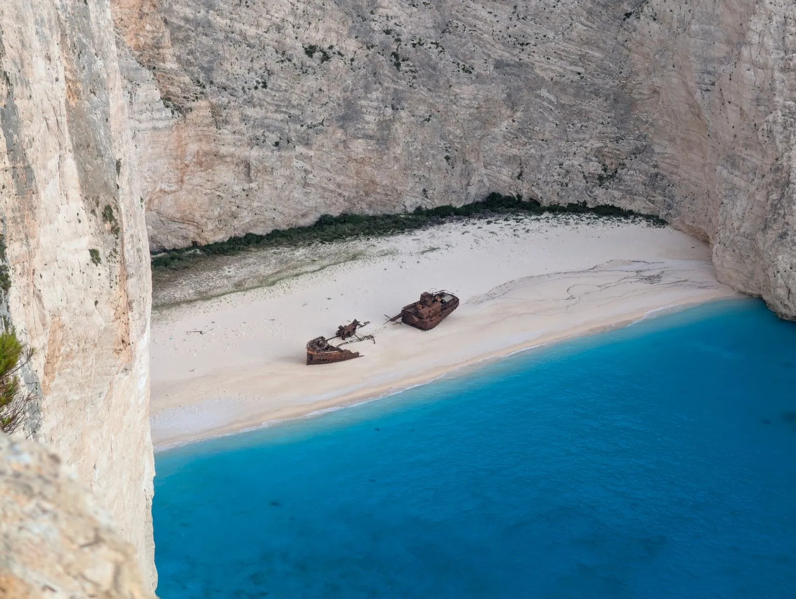 Plaja Navagio din Zakynthos, cu epava între faleze, văzută de sus