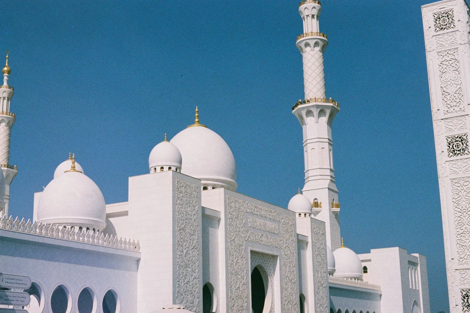 Moscheea Sheikh Zayed din Abu Dhabi, cu domuri albe și minarete
