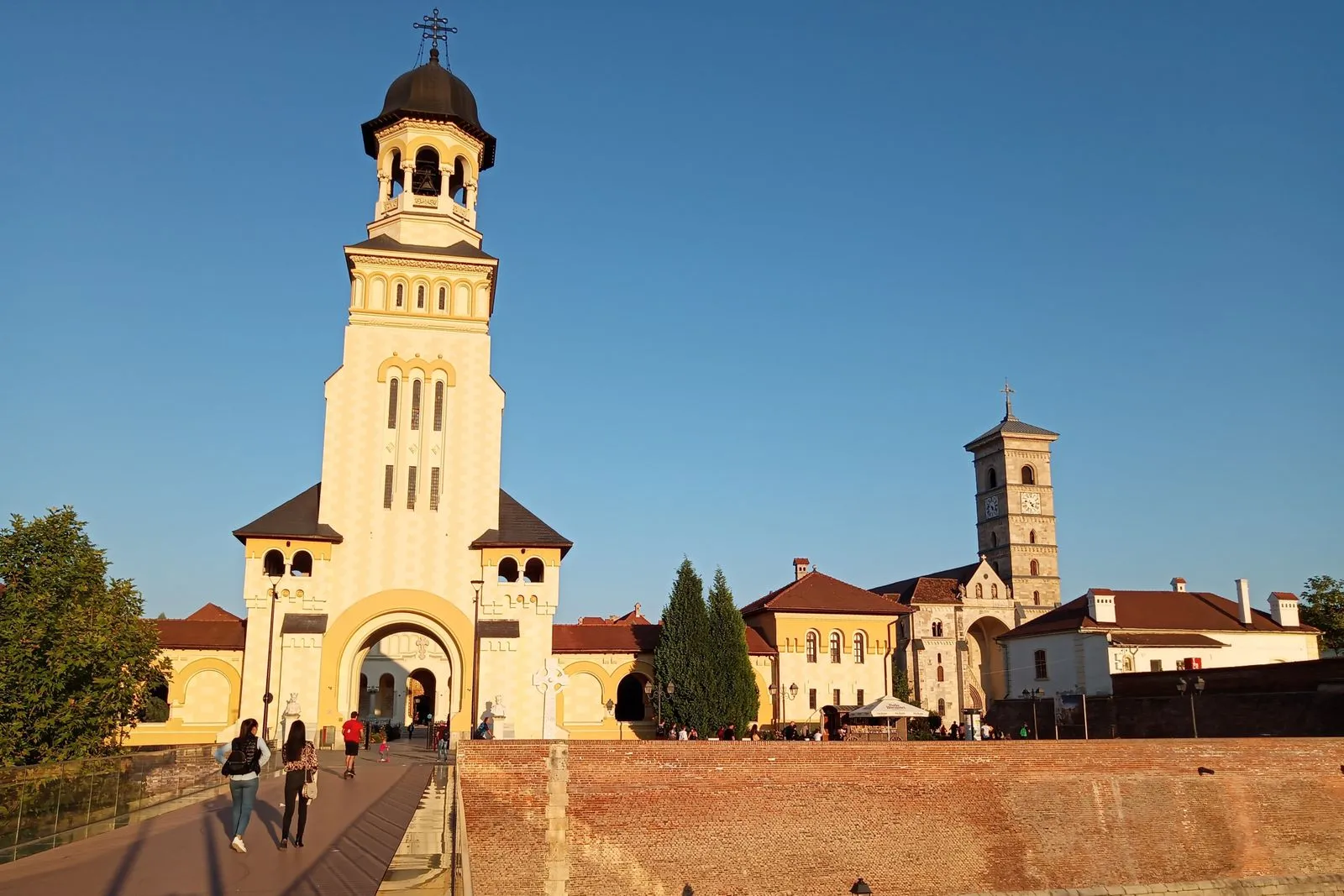 Clopotnița Catedralei Încoronării din Alba Iulia și, în spate, turnul Catedralei Romano-Catolice, văzute de lângă zidurile cetății