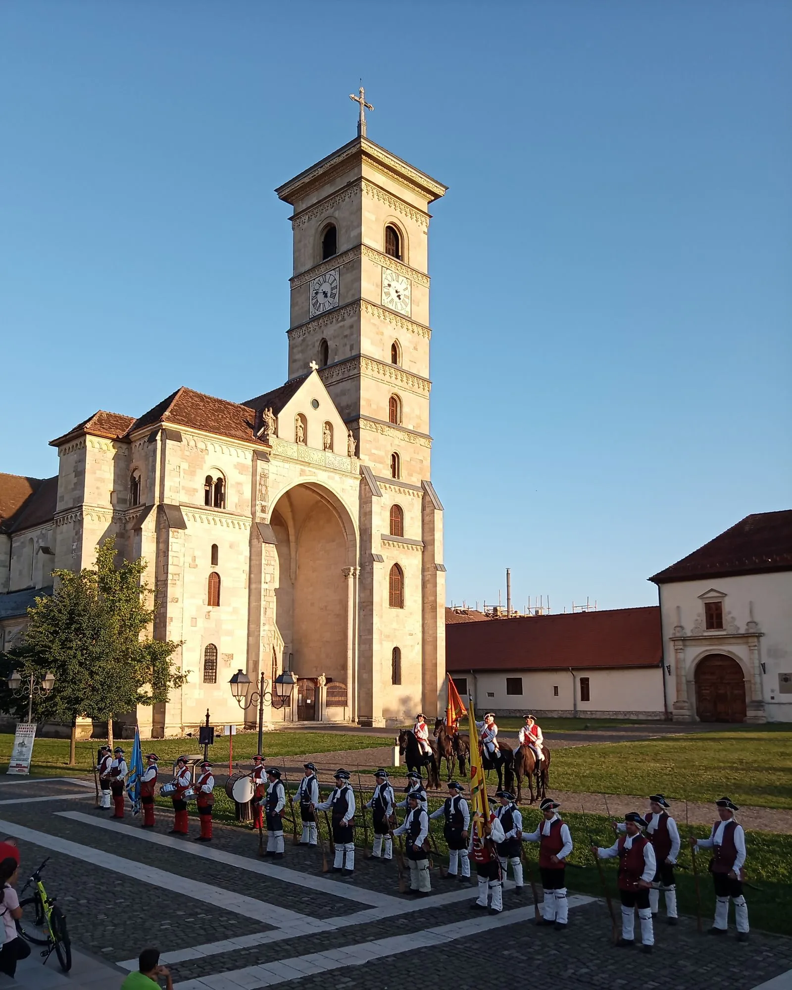 Garda Cetății Alba Carolina în uniforme de secol XVIII, aliniată în fața Catedralei Romano-Catolice Sfântul Mihail