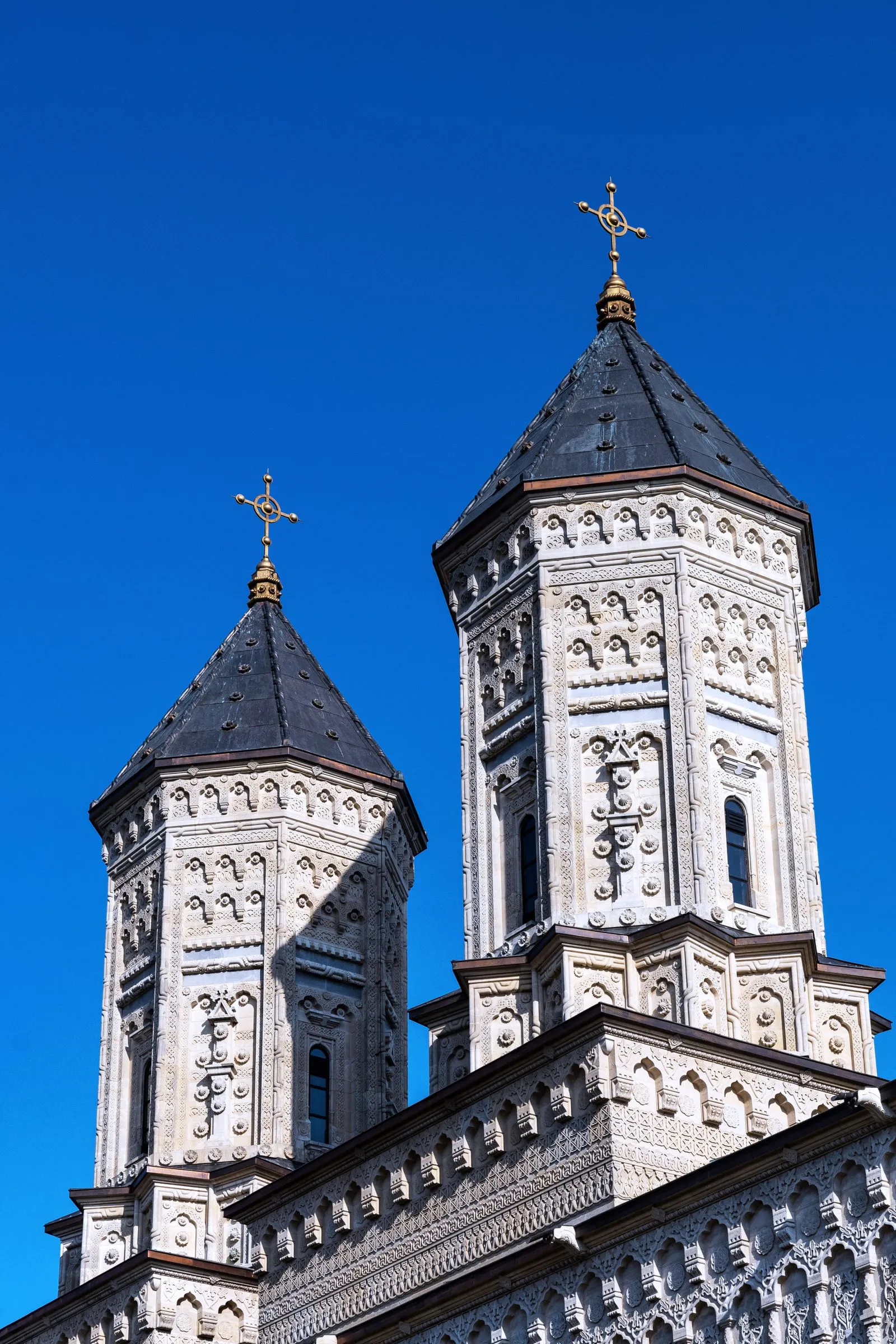 Turlele Bisericii Trei Ierarhi din Iași, cu broderia în piatră de pe fațade