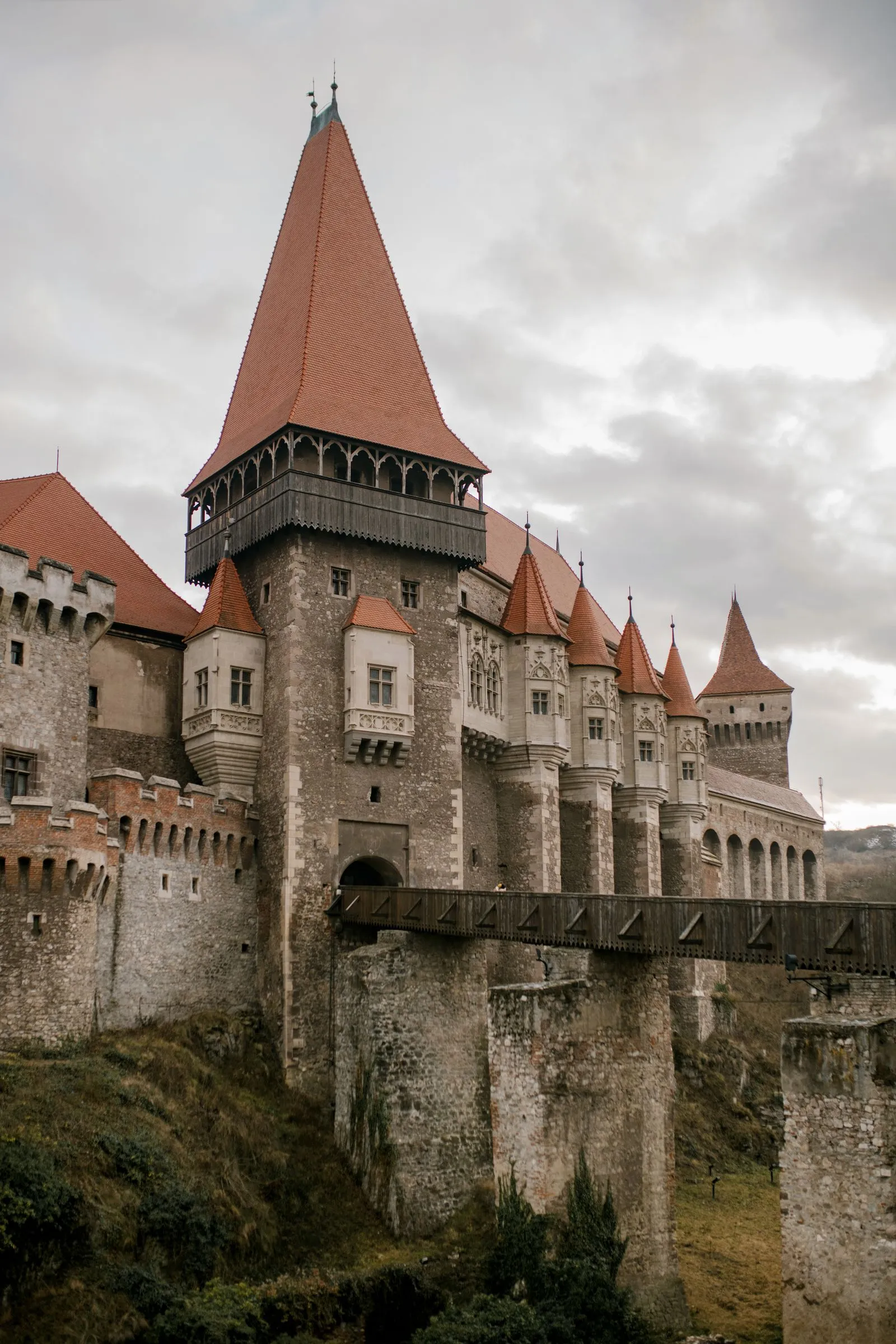 Podul de lemn pe piloni de piatră și turnul de poartă al castelului de la Hunedoara